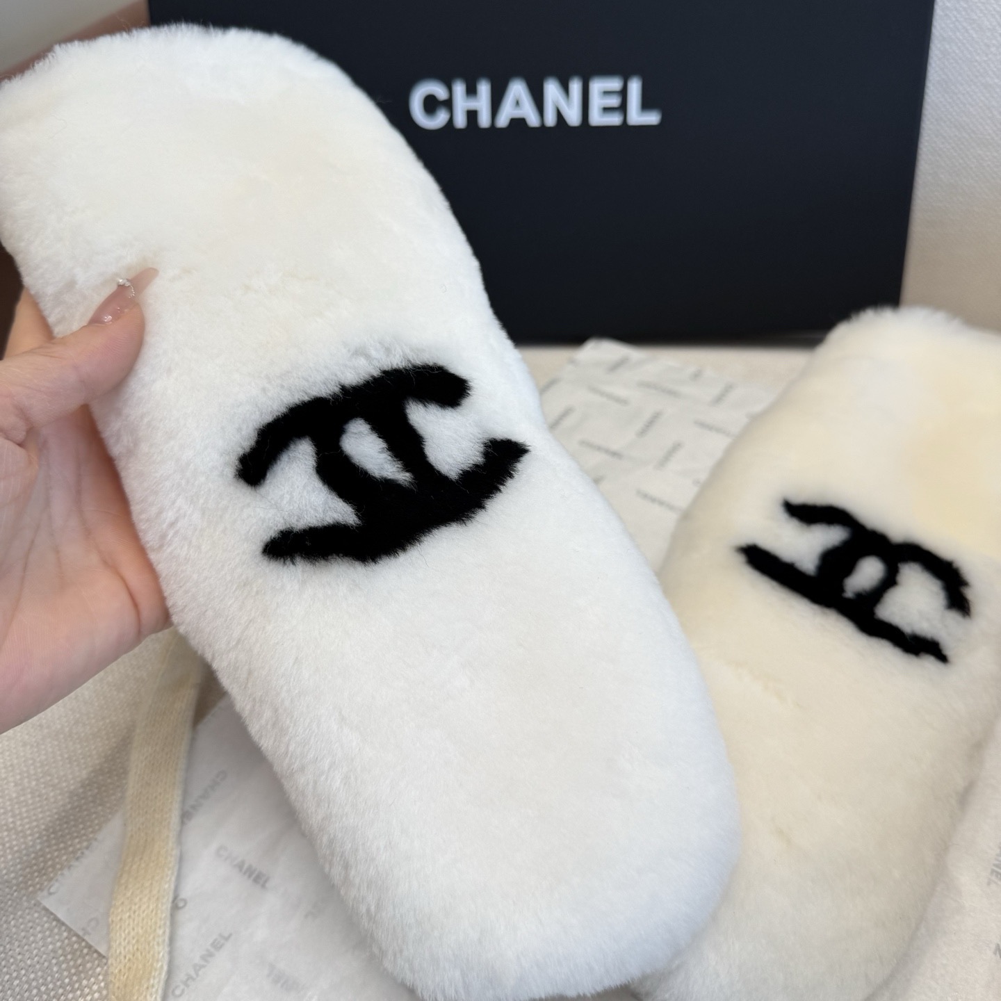 （带子可以拆下）Chanel 香奈儿2025秋冬羊毛长款羊皮手套👍手机触屏，值得对比。。同款不同品质，秒