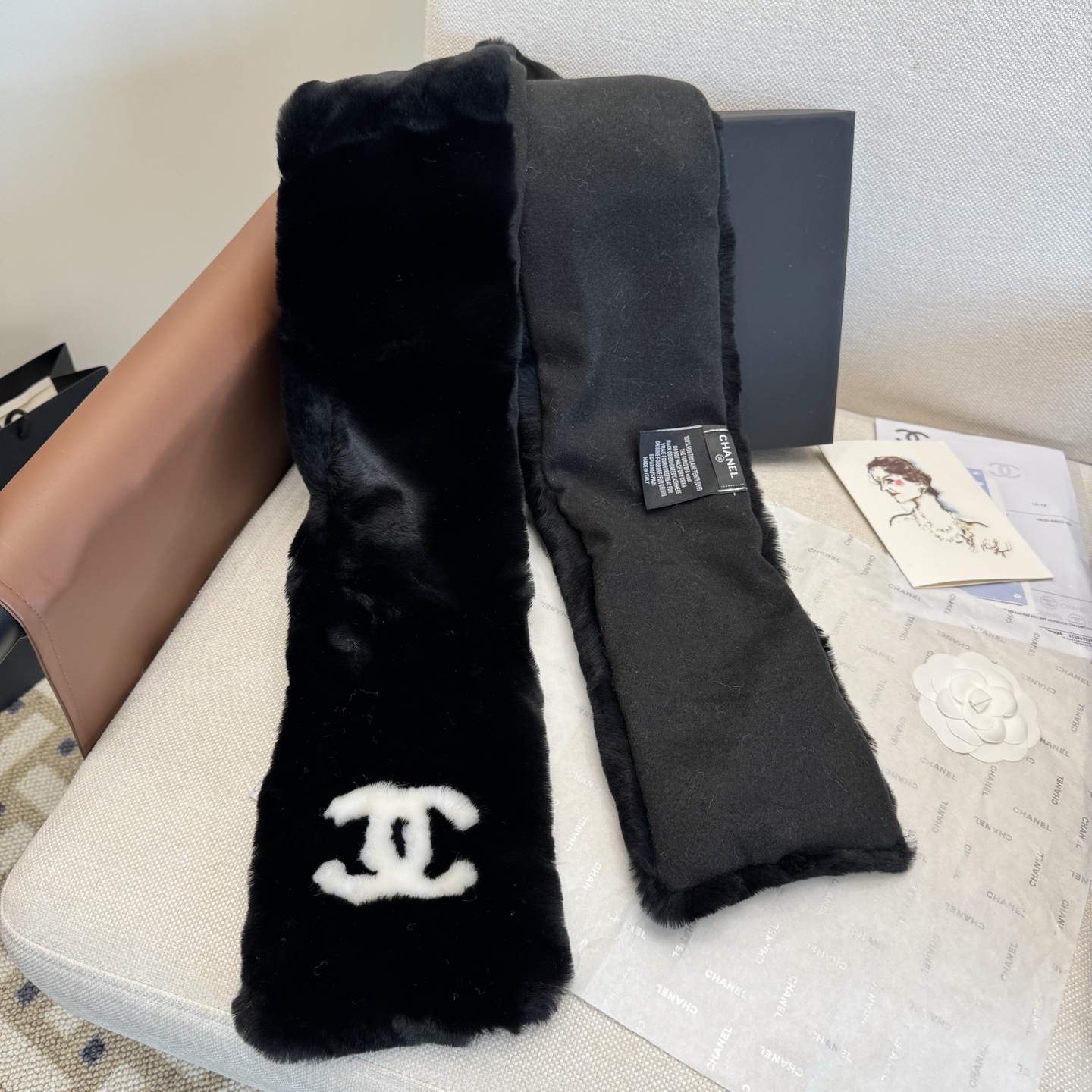 特批🉐￥550（一套）羊毛耳罩围巾🌈疯狂打call值得拥有，经典💫
💕人间白富美,网红明星同款😍
滑雪耳罩，日常保暖☺出行必备✈️
滑雪日常凹造型简直太赞了
保暖打气物件
高颜值 3色超仙自留黑白两色色🤣🤣🤣🤣
可以戴一辈子不过时的经典单品👏
☃️❄️💫