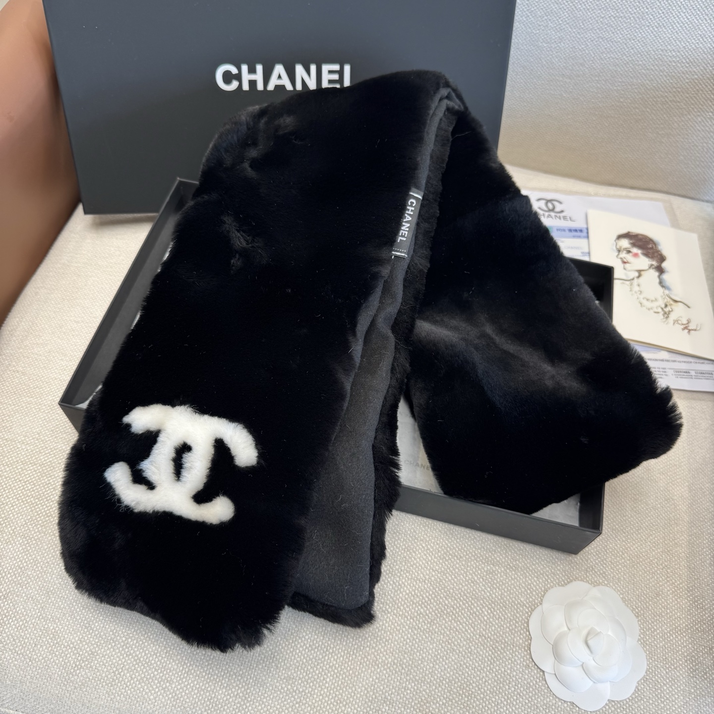 特批🉐￥550（一套）羊毛耳罩围巾🌈疯狂打call值得拥有，经典💫
💕人间白富美,网红明星同款😍
滑雪耳罩，日常保暖☺出行必备✈️
滑雪日常凹造型简直太赞了
保暖打气物件
高颜值 3色超仙自留黑白两色色🤣🤣🤣🤣
可以戴一辈子不过时的经典单品👏
☃️❄️💫