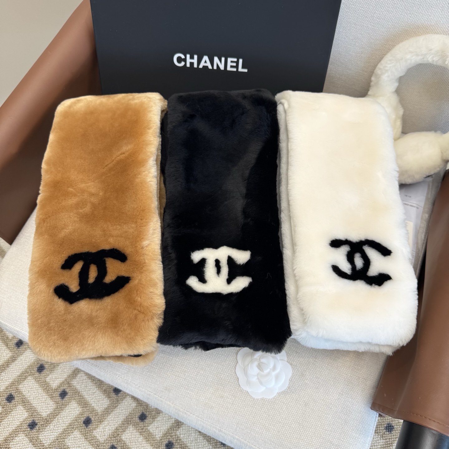 特批🉐￥550（一套）羊毛耳罩围巾🌈疯狂打call值得拥有，经典💫
💕人间白富美,网红明星同款😍
滑雪耳罩，日常保暖☺出行必备✈️
滑雪日常凹造型简直太赞了
保暖打气物件
高颜值 3色超仙自留黑白两色色🤣🤣🤣🤣
可以戴一辈子不过时的经典单品👏
☃️❄️💫