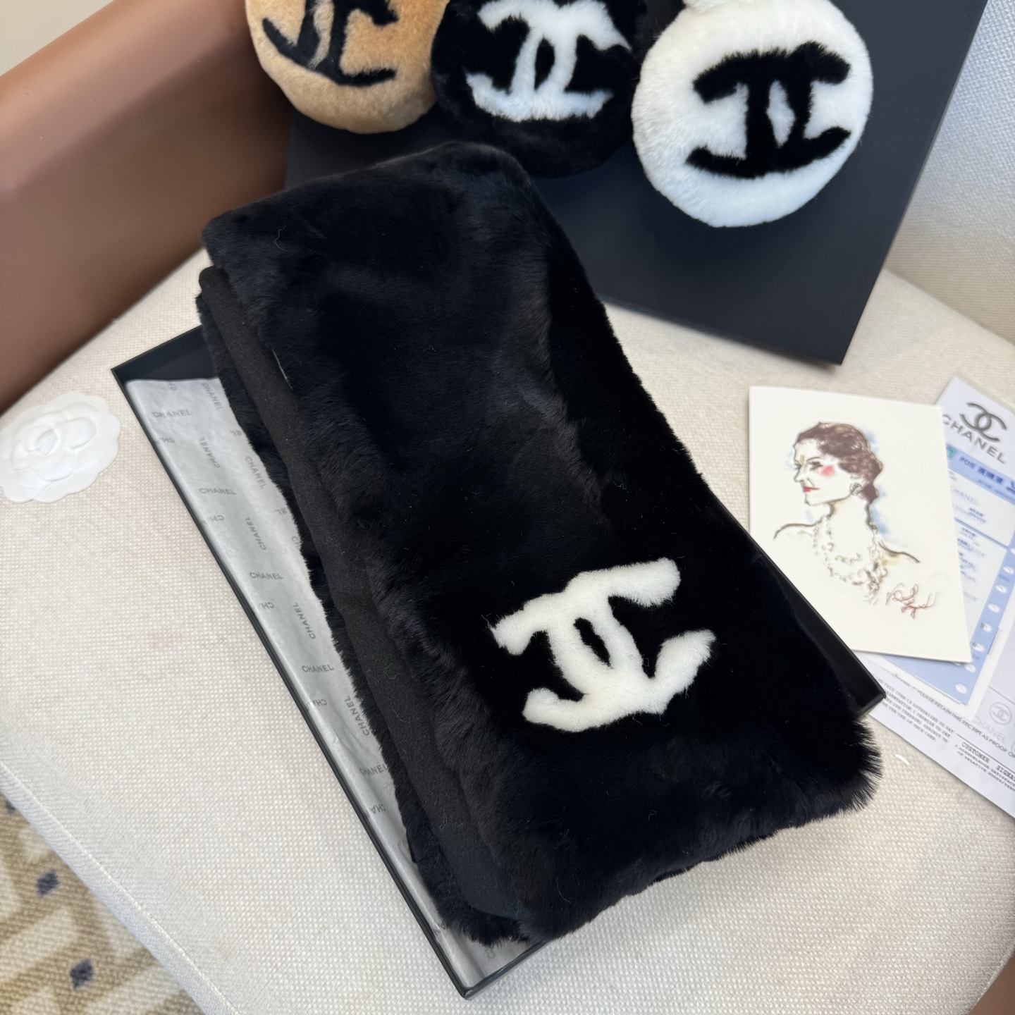 特批🉐￥550（一套）羊毛耳罩围巾🌈疯狂打call值得拥有，经典💫
💕人间白富美,网红明星同款😍
滑雪耳罩，日常保暖☺出行必备✈️
滑雪日常凹造型简直太赞了
保暖打气物件
高颜值 3色超仙自留黑白两色色🤣🤣🤣🤣
可以戴一辈子不过时的经典单品👏
☃️❄️💫