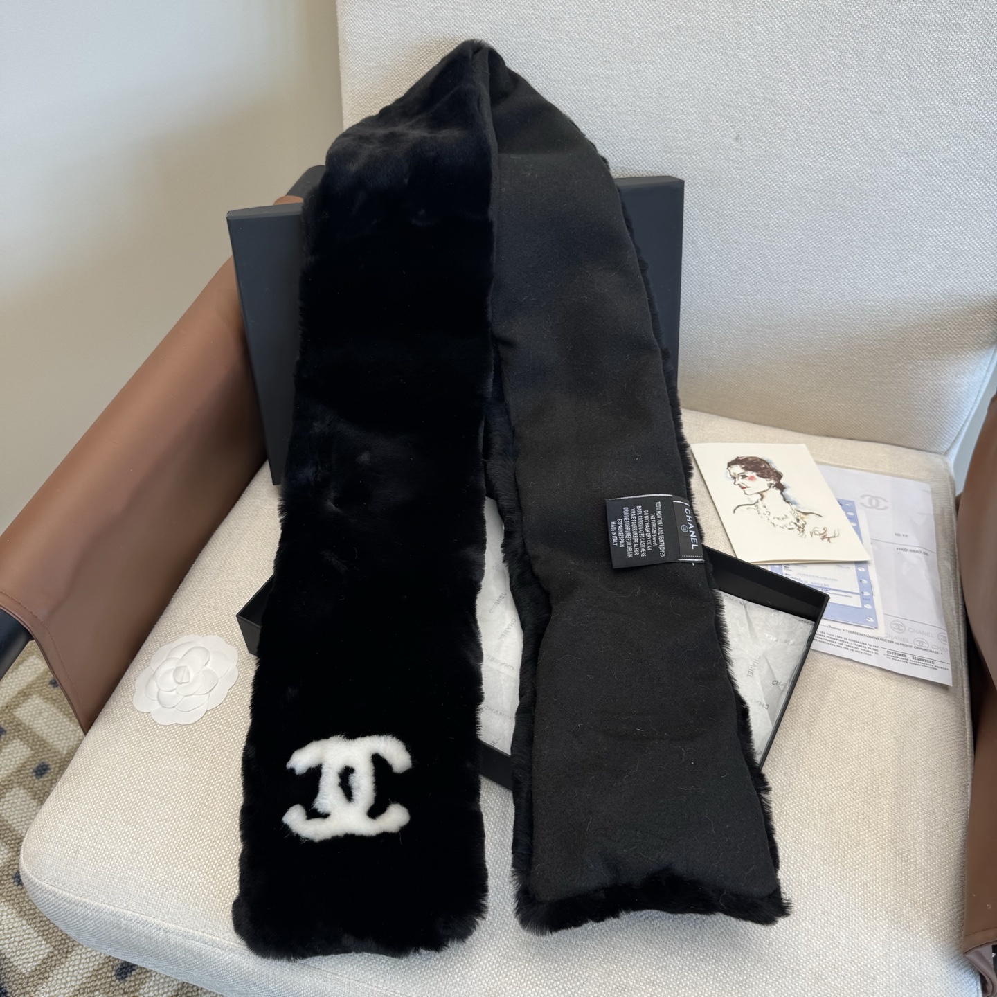 特批🉐￥550（一套）羊毛耳罩围巾🌈疯狂打call值得拥有，经典💫
💕人间白富美,网红明星同款😍
滑雪耳罩，日常保暖☺出行必备✈️
滑雪日常凹造型简直太赞了
保暖打气物件
高颜值 3色超仙自留黑白两色色🤣🤣🤣🤣
可以戴一辈子不过时的经典单品👏
☃️❄️💫