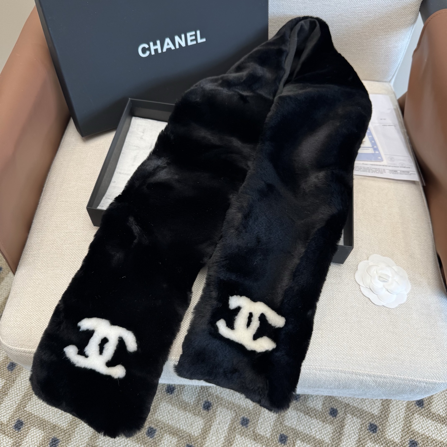 特批🉐￥550（一套）羊毛耳罩围巾🌈疯狂打call值得拥有，经典💫
💕人间白富美,网红明星同款😍
滑雪耳罩，日常保暖☺出行必备✈️
滑雪日常凹造型简直太赞了
保暖打气物件
高颜值 3色超仙自留黑白两色色🤣🤣🤣🤣
可以戴一辈子不过时的经典单品👏
☃️❄️💫