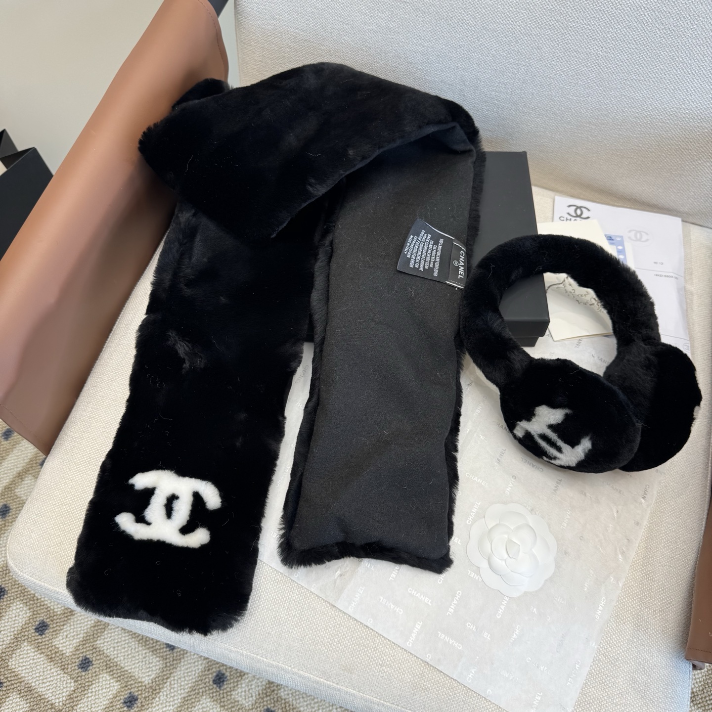 特批🉐￥550（一套）羊毛耳罩围巾🌈疯狂打call值得拥有，经典💫
💕人间白富美,网红明星同款😍
滑雪耳罩，日常保暖☺出行必备✈️
滑雪日常凹造型简直太赞了
保暖打气物件
高颜值 3色超仙自留黑白两色色🤣🤣🤣🤣
可以戴一辈子不过时的经典单品👏
☃️❄️💫