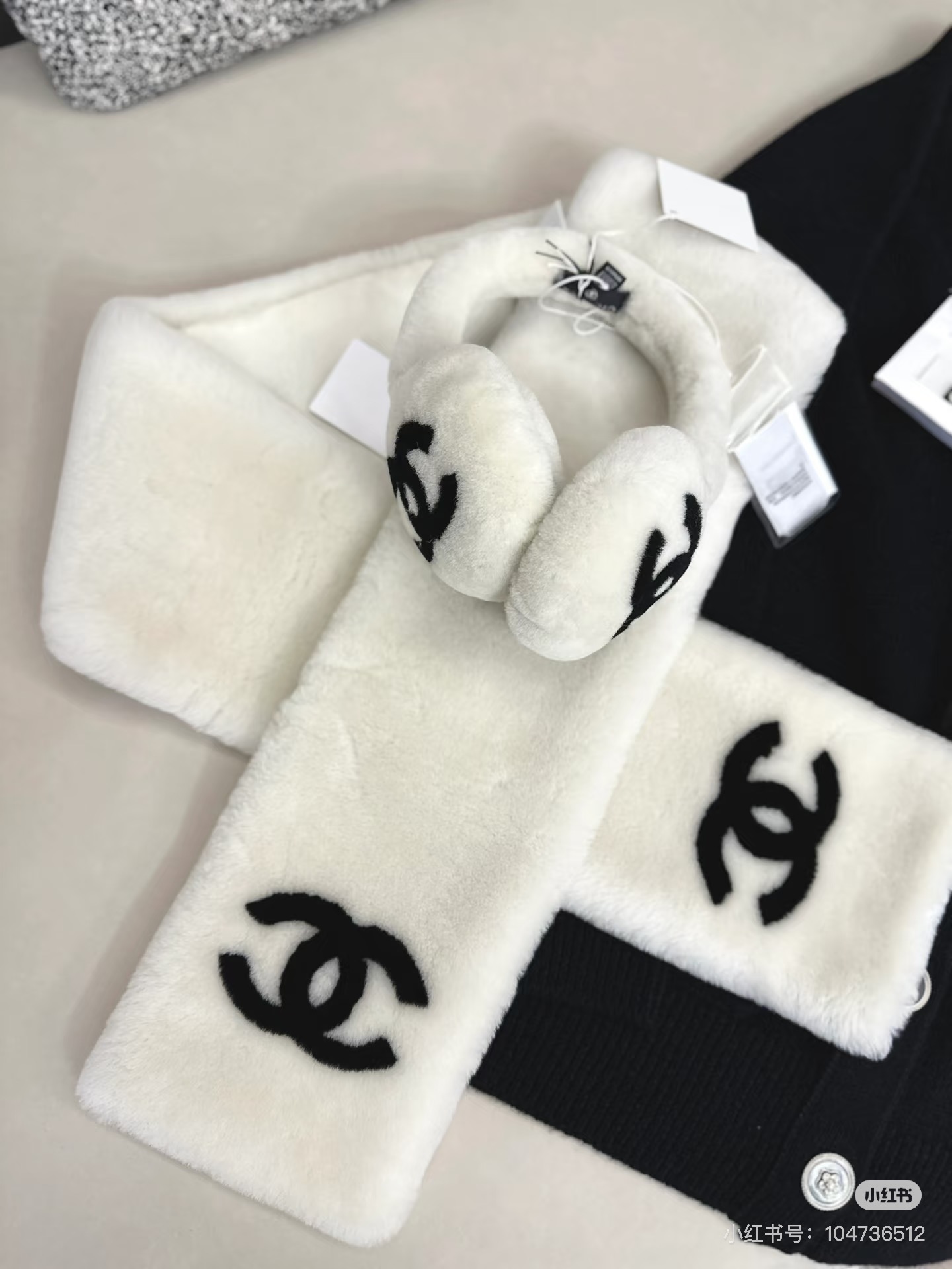 特批🉐￥550（一套）羊毛耳罩围巾🌈疯狂打call值得拥有，经典💫
💕人间白富美,网红明星同款😍
滑雪耳罩，日常保暖☺出行必备✈️
滑雪日常凹造型简直太赞了
保暖打气物件
高颜值 3色超仙自留黑白两色色🤣🤣🤣🤣
可以戴一辈子不过时的经典单品👏
☃️❄️💫