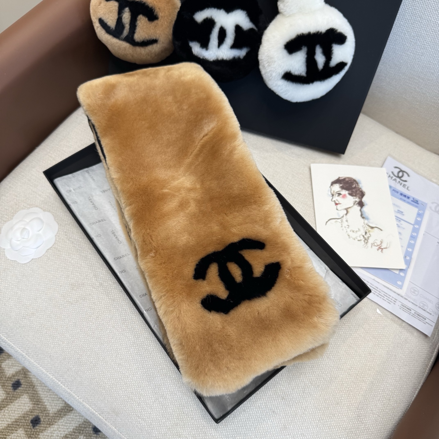 特批🉐￥550（一套）羊毛耳罩围巾🌈疯狂打call值得拥有，经典💫
💕人间白富美,网红明星同款😍
滑雪耳罩，日常保暖☺出行必备✈️
滑雪日常凹造型简直太赞了
保暖打气物件
高颜值 3色超仙自留黑白两色色🤣🤣🤣🤣
可以戴一辈子不过时的经典单品👏
☃️❄️💫