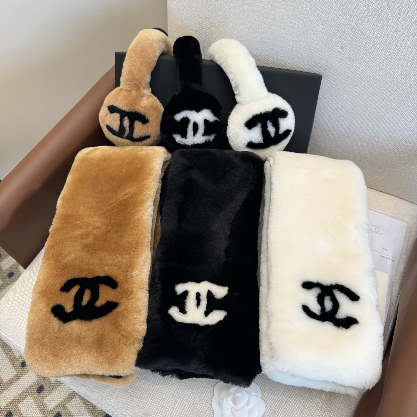 特批🉐￥550（一套）羊毛耳罩围巾🌈疯狂打call值得拥有，经典💫
💕人间白富美,网红明星同款😍
滑雪耳罩，日常保暖☺出行必备✈️
滑雪日常凹造型简直太赞了
保暖打气物件
高颜值 3色超仙自留黑白两色色🤣🤣🤣🤣
可以戴一辈子不过时的经典单品👏
☃️❄️💫