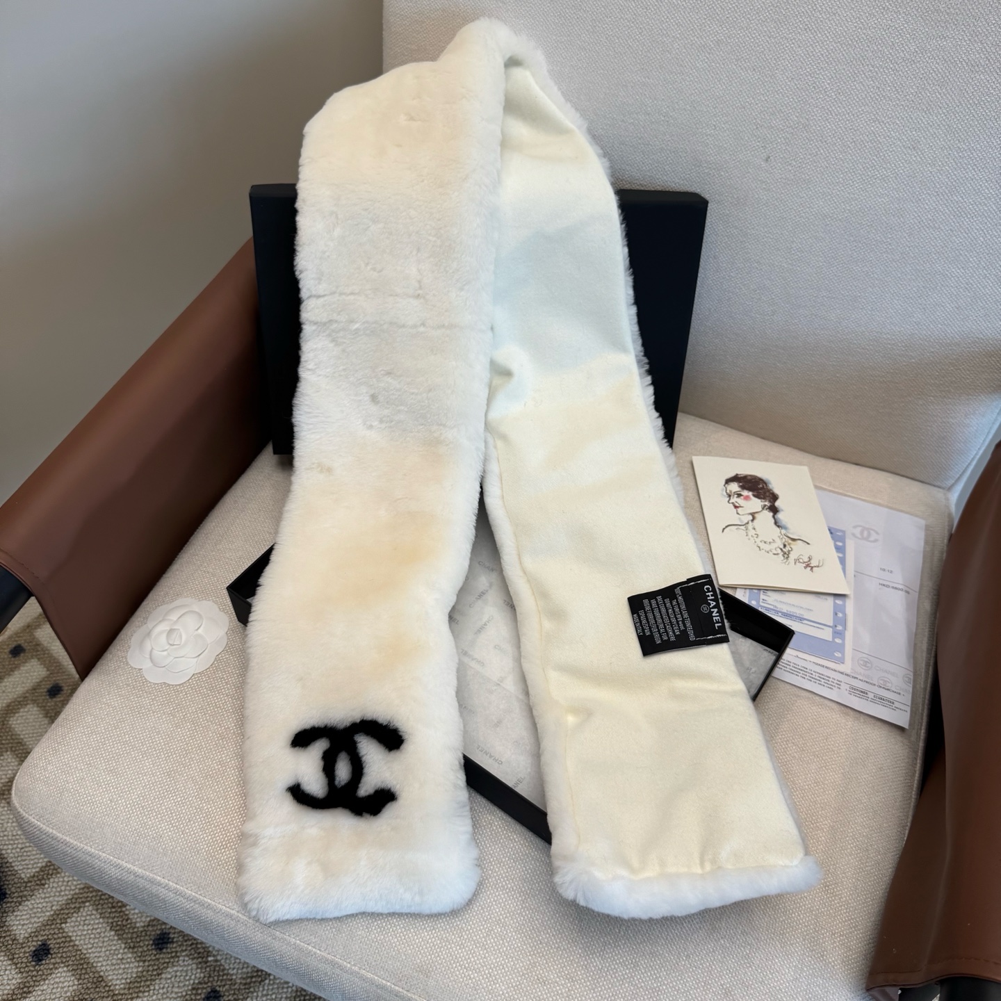 特批🉐￥550（一套）羊毛耳罩围巾🌈疯狂打call值得拥有，经典💫
💕人间白富美,网红明星同款😍
滑雪耳罩，日常保暖☺出行必备✈️
滑雪日常凹造型简直太赞了
保暖打气物件
高颜值 3色超仙自留黑白两色色🤣🤣🤣🤣
可以戴一辈子不过时的经典单品👏
☃️❄️💫