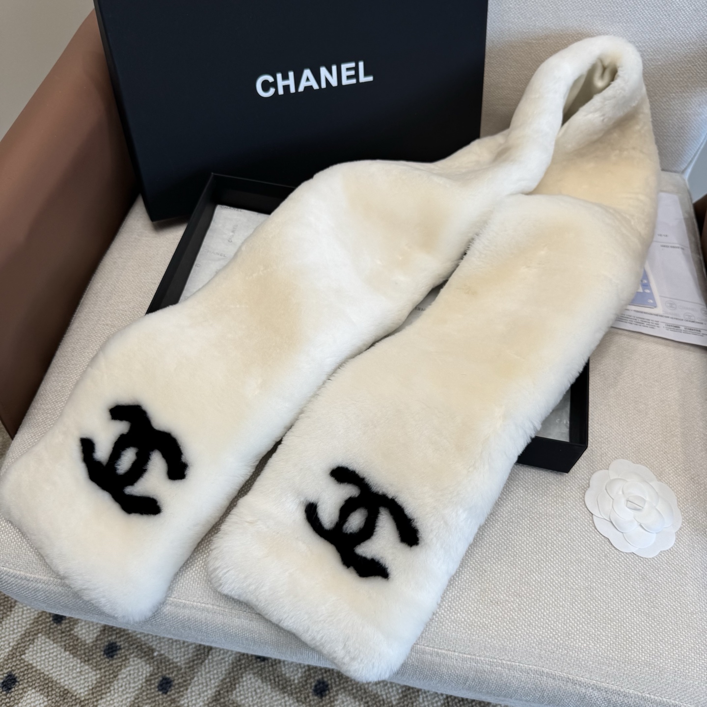 特批🉐￥550（一套）羊毛耳罩围巾🌈疯狂打call值得拥有，经典💫
💕人间白富美,网红明星同款😍
滑雪耳罩，日常保暖☺出行必备✈️
滑雪日常凹造型简直太赞了
保暖打气物件
高颜值 3色超仙自留黑白两色色🤣🤣🤣🤣
可以戴一辈子不过时的经典单品👏
☃️❄️💫