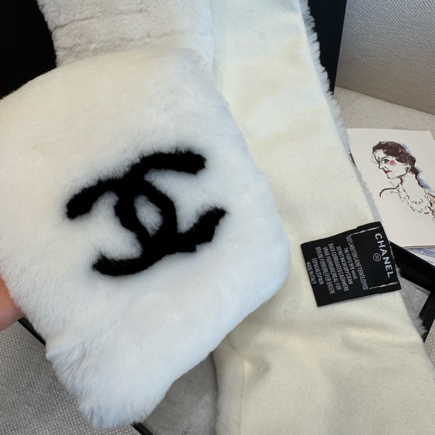 特批🉐￥550（一套）羊毛耳罩围巾🌈疯狂打call值得拥有，经典💫
💕人间白富美,网红明星同款😍
滑雪耳罩，日常保暖☺出行必备✈️
滑雪日常凹造型简直太赞了
保暖打气物件
高颜值 3色超仙自留黑白两色色🤣🤣🤣🤣
可以戴一辈子不过时的经典单品👏
☃️❄️💫