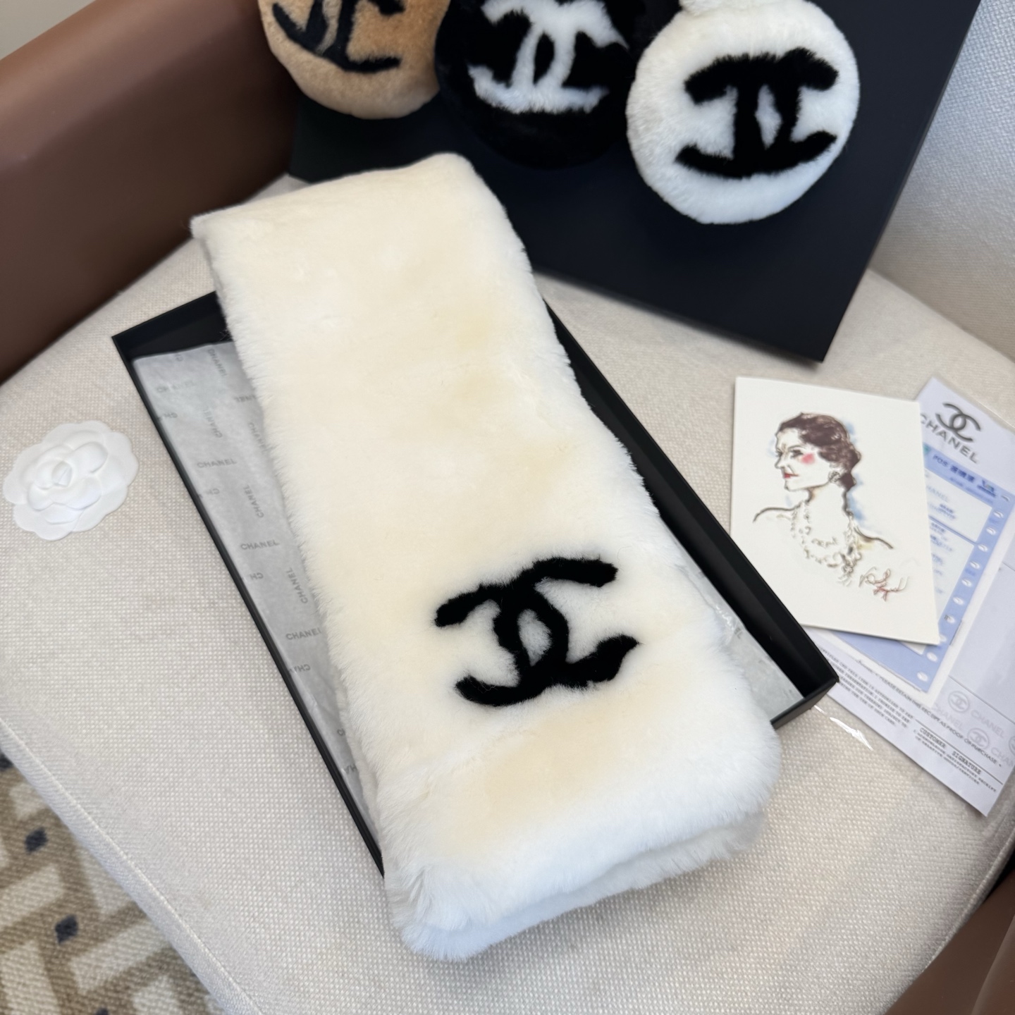 特批🉐￥550（一套）羊毛耳罩围巾🌈疯狂打call值得拥有，经典💫
💕人间白富美,网红明星同款😍
滑雪耳罩，日常保暖☺出行必备✈️
滑雪日常凹造型简直太赞了
保暖打气物件
高颜值 3色超仙自留黑白两色色🤣🤣🤣🤣
可以戴一辈子不过时的经典单品👏
☃️❄️💫