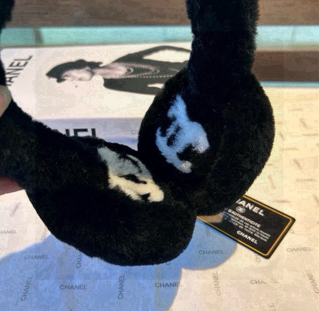 P180、男女同款🌈疯狂打call值得拥有💫
💕人间白富美,网红明星同款😍
香奈儿滑雪耳罩，日常保暖☺出行必备✈️
滑雪日常凹造型简直太赞了
保暖打气物件
高颜值 自留黑白拼色🤣🤣🤣🤣
可以戴一辈子不过时的经典单品👏
☃️❄️💫