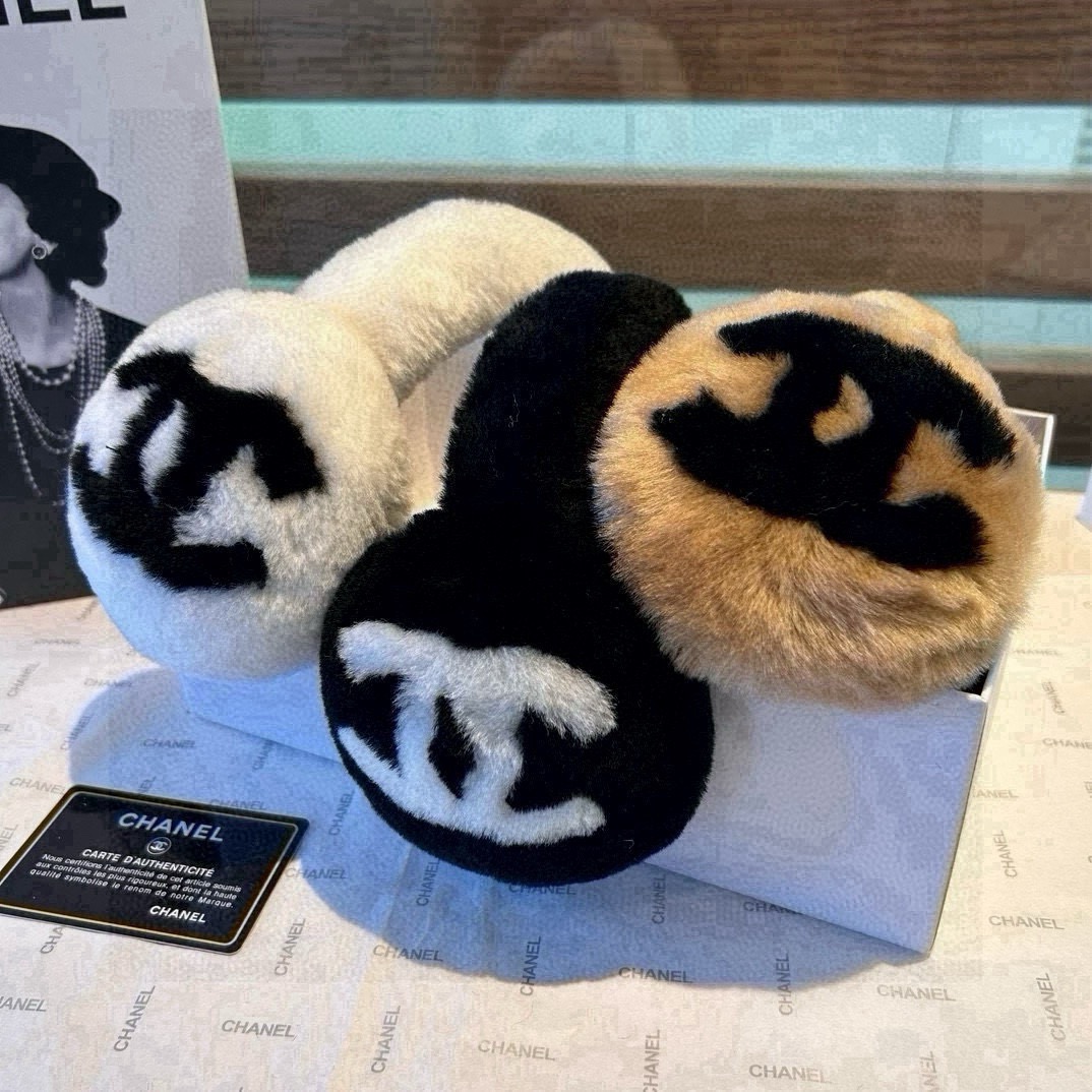 P180、男女同款🌈疯狂打call值得拥有💫
💕人间白富美,网红明星同款😍
香奈儿滑雪耳罩，日常保暖☺出行必备✈️
滑雪日常凹造型简直太赞了
保暖打气物件
高颜值 自留黑白拼色🤣🤣🤣🤣
可以戴一辈子不过时的经典单品👏
☃️❄️💫