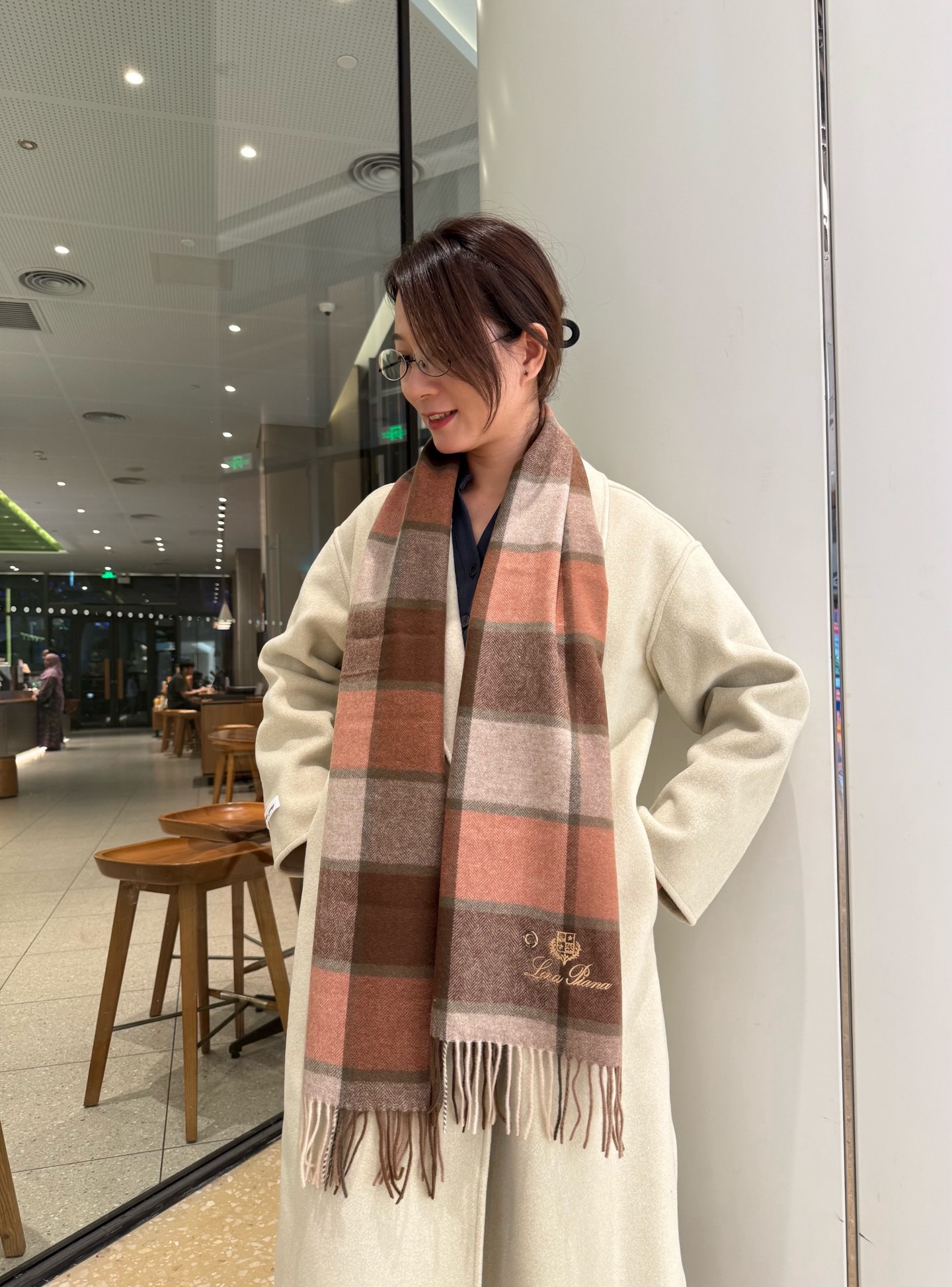 NO:663075,Loro Piana · 诺yo Piana [Family benefits are coming!  !  LP high-end heavy scarf!  】An angry recommendation, excited~!  !  Be sure to get started quickly, we have the same counter, the most high-end couple's model ~ the craftsmanship is difficult, and it is super soft and waxy! Our price is really unbeatable and great value!  Price feedback from my mother ~ I love the fabric, the double-sided cashmere yarn is really clear and clean, and the velvet feel in your hand is really super comfortable!  Very soft, the upper body effect is unparalleled and beautiful. Medium thickness, very close to the neck~ Size specification 30*185cm high version scarf, high version scarf, loro piana, loro piana19860909Loro Piana · 诺悠翩雅【家属福利来了！！LP高端重磅围巾！】怒赞推荐,激动~！！下手绝对要快,同步专柜,最高端的情侣款~工艺难度大,超级无敌软糯!我们这个价格真的无敌超值！亲妈价格回馈~面料大爱,双面的羊绒纱线真的清晰干净,握在手里绒感真的超级无敌舒服！非常柔软,上身效果无敌好看 中等厚度,非常亲脖子的一款~ 尺寸规格30*185cm高版本围巾,高版本围巾,loro piana,loro piana,scarf