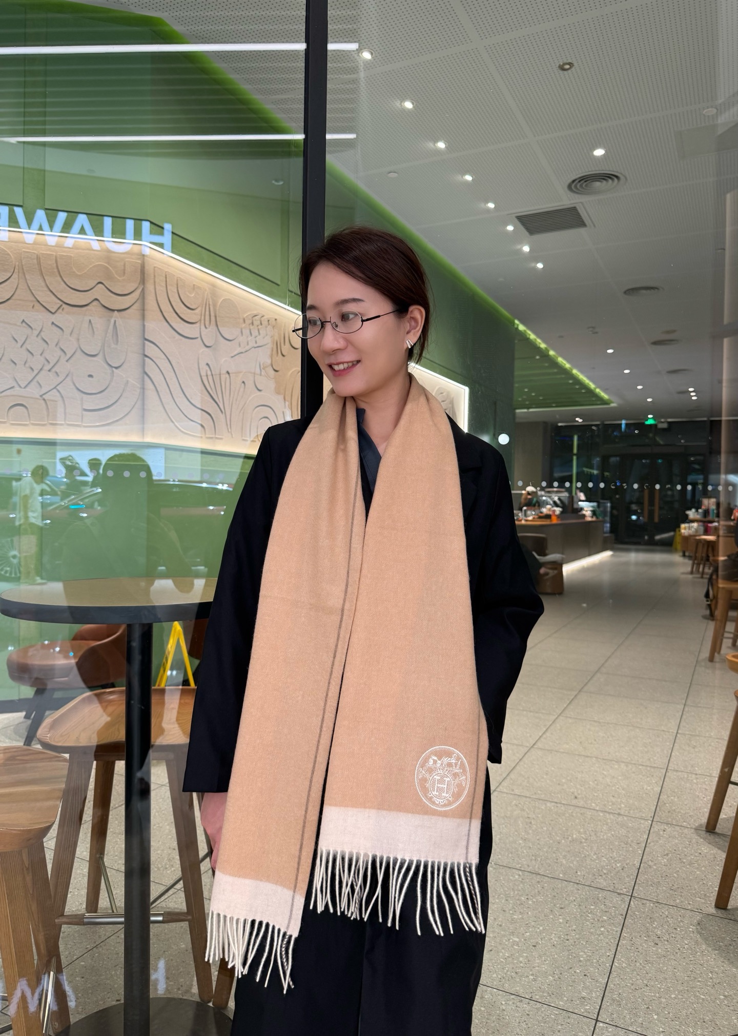 NO:663085,HERMES [Hermès] New cashmere scarf at Paris Fashion Show!  Made of Mongolian Plateau fine cashmere!  It feels full of fine fluff!  This price is absolutely 100% affordable!  Exquisite jacquard embroidery craftsmanship!  Great for giving as a gift or keeping for yourself!  Absolutely good stuff!  Size 180*32 high version scarf, high version scarf, hermes, hermes19860909HERMES【爱马仕】巴黎时装展新款羊绒围巾！采用蒙古高原细羊绒！手感满满地都是细腻的绒毛！这个价格绝对百分之百的实惠！精湛绝伦的提花刺绣工艺！送礼自留都不错！绝对好货！尺寸180*32高版本围巾,高版本围巾,hermes,hermes,scarf