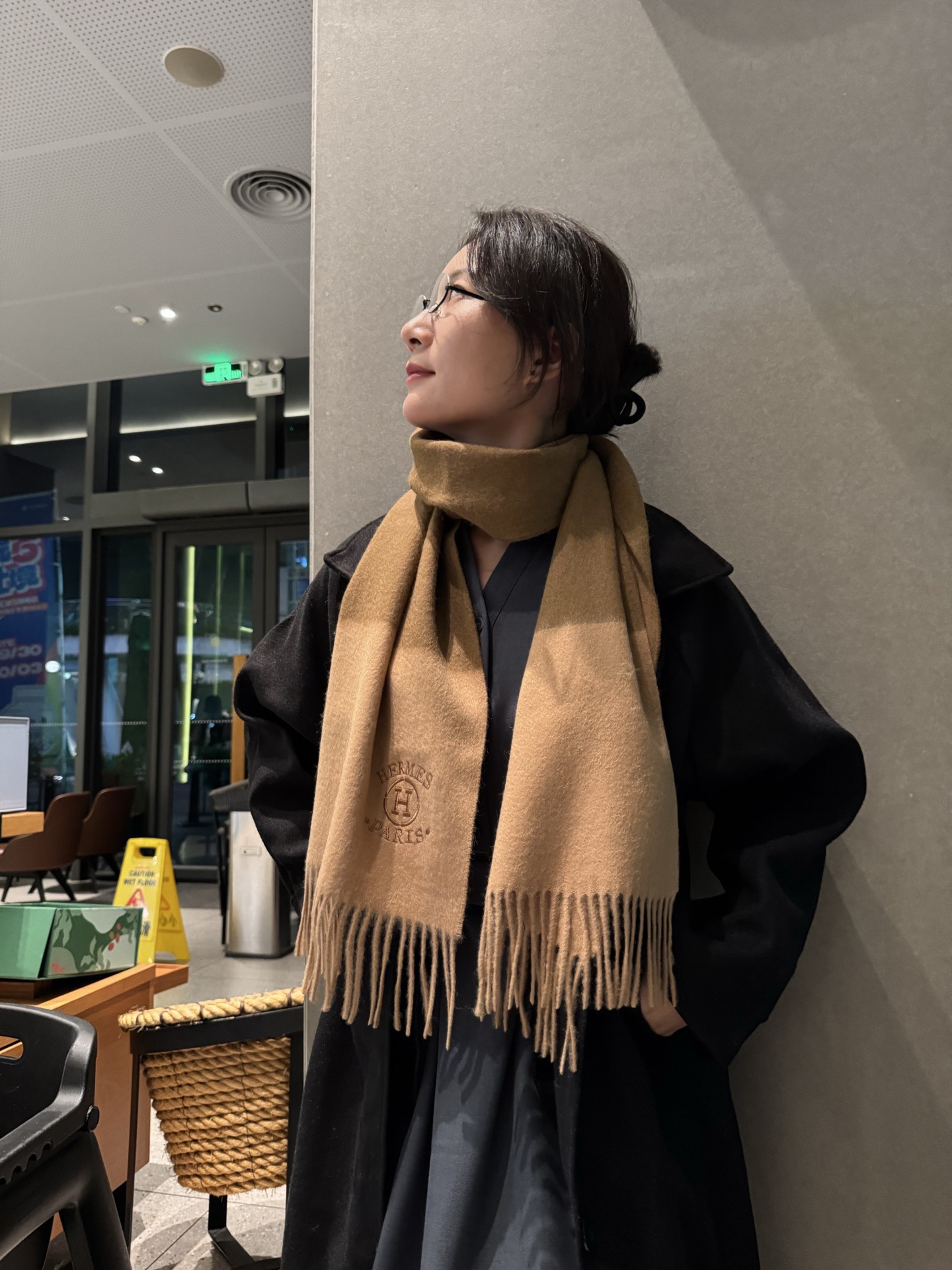 NO:663101,Hermes ·  Hermès, a rare gentle color matching, low-key yet elegant] Highly recommend the bilateral color matching, a scarf with two styles, high-end, comfortable and fashionable temperament, full of big-name style, Super Amway Big H, this soft scarf that touches the heart, extremely simple color with low-key H embroidered logo, the finishing touch without losing the beauty, the pursuit of successful people, the color is absolute, a bit unique fairy spirit, the absolute choice for couples, the color is elegant, not enchanting Specifications 35x  190cm high version scarf, high version scarf, hermes, hermes19860909Hermes · 爱马仕,难得一见的温柔配色,低调又不失优雅】重点推荐双边配色,一条围巾两种风格搭配,高级舒适时髦气质,大牌范十足,超级安利大H这款触动内心的柔美围巾,极其简单的颜色搭配低调的H刺绣logo,点睛之笔确又不失美感,成功人士的追求,色彩绝对,有点独有的仙气,绝对的情侣款不二之选,颜色淡雅,不妖娆规格35x 190cm高版本围巾,高版本围巾,hermes,hermes,scarf