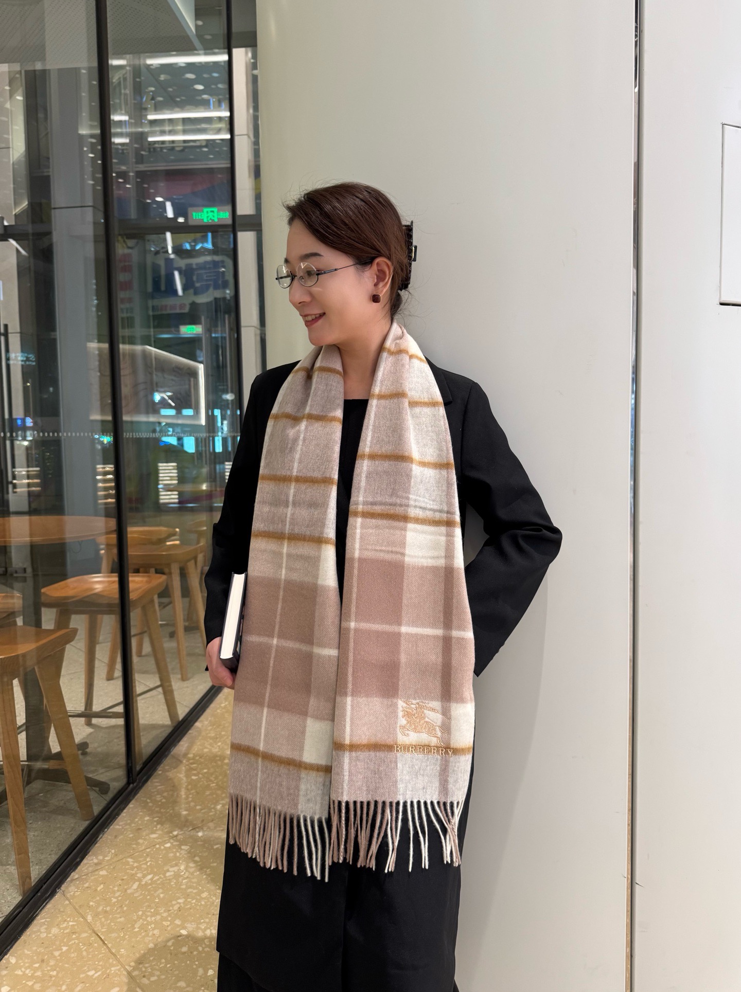 NO:663110,Burberry · Burberry cashmere scarf is crazy beautiful, so stylish and charming, a very elegant and fashionable autumn and winter item!  I really like it, it’s a very classic couple design. It feels really great on the upper body and looks great no matter how you wear it!  !  This style is really worth buying with your eyes closed, and it can be easily worn by any age group!  !  !  30*180cm high version scarf, high version scarf, burberry, burberry19860909Burberry · 巴宝莉羊绒围巾好看的要疯掉了,太有型太有魅力了非常斯文时尚的秋冬单品！真的很喜欢,非常Classical的情侣设计.手感真的绝了上身效果真的随便怎么围都好看！！这种款式真的闭着眼买,任何年龄层都轻松驾驭！！！30*180cm高版本围巾,高版本围巾,burberry,burberry,scarf