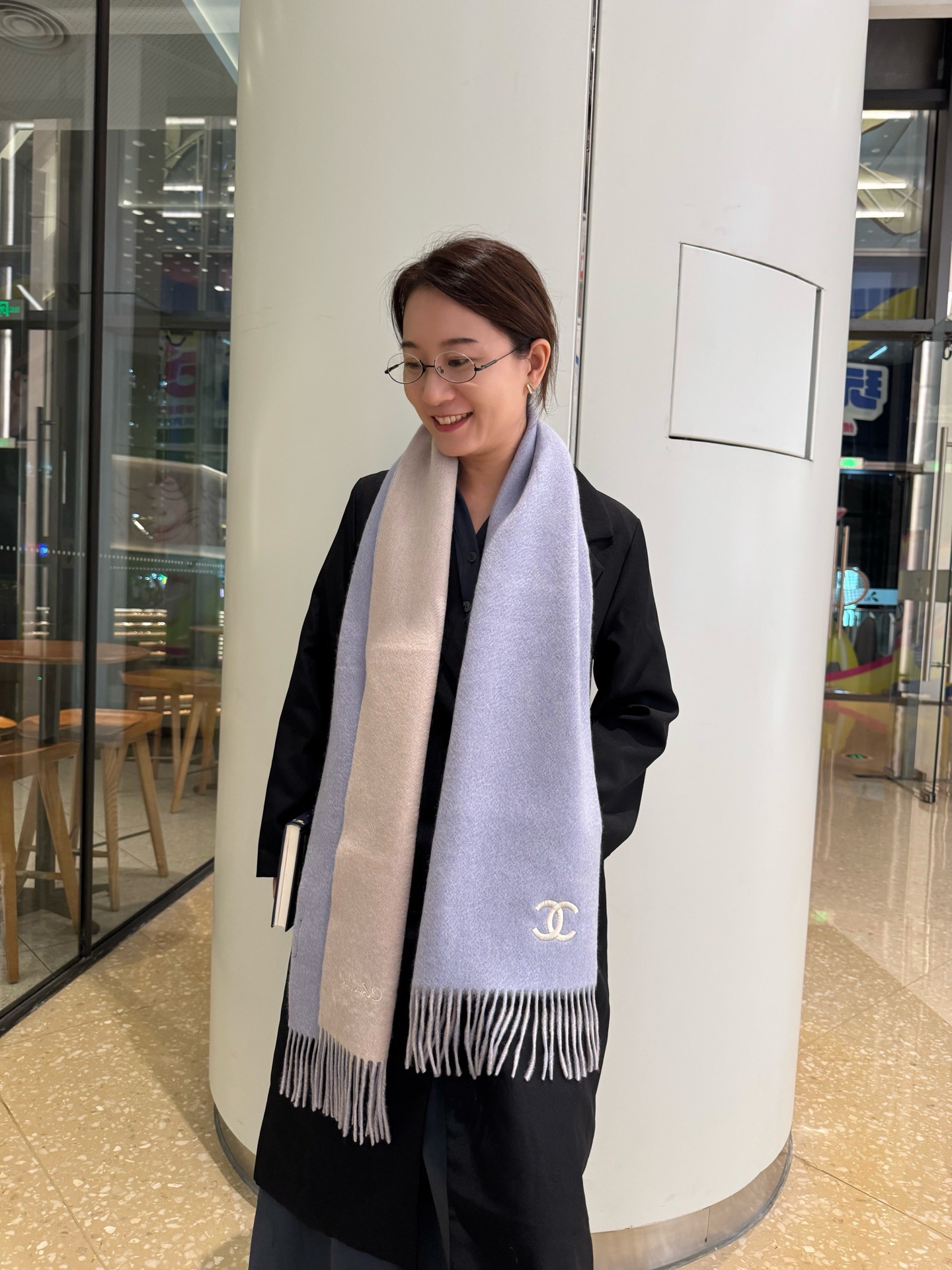 NO:663117,Chanel · Chanel's rare gentle color matching, super obsessed with temperament, low-key, quiet and yet elegant] Highly recommended double-sided color matching, one scarf with two high-end, comfortable and fashionable temperaments, simple but not simple, full of big-name style, Super Amway Grandma This soft scarf that touches the heart, the finishing touch without losing beauty, the pursuit of successful people, the color is definitely a bit unique and fairy-like, the absolute choice for couples, the color is elegant, not enchanting Specifications 35 x  180cm high version scarf, high version scarf, chanel, chanel19860909Chanel · 香奈儿难得一见的温柔配色,超级迷恋气质低调恬静又不失优雅】重点推荐 双面配色,一条围巾两种搭配高级舒适时髦气质,简约却又不简单,大牌范十足,超级安利香奶奶这款触动内心的柔美围巾,点睛之笔确又不失美感,成功人士的追求,色彩绝对有点独有的仙气,绝对的情侣款不二之选,颜色淡雅,不妖娆规格35 x 180cm高版本围巾,高版本围巾,chanel,chanel,scarf