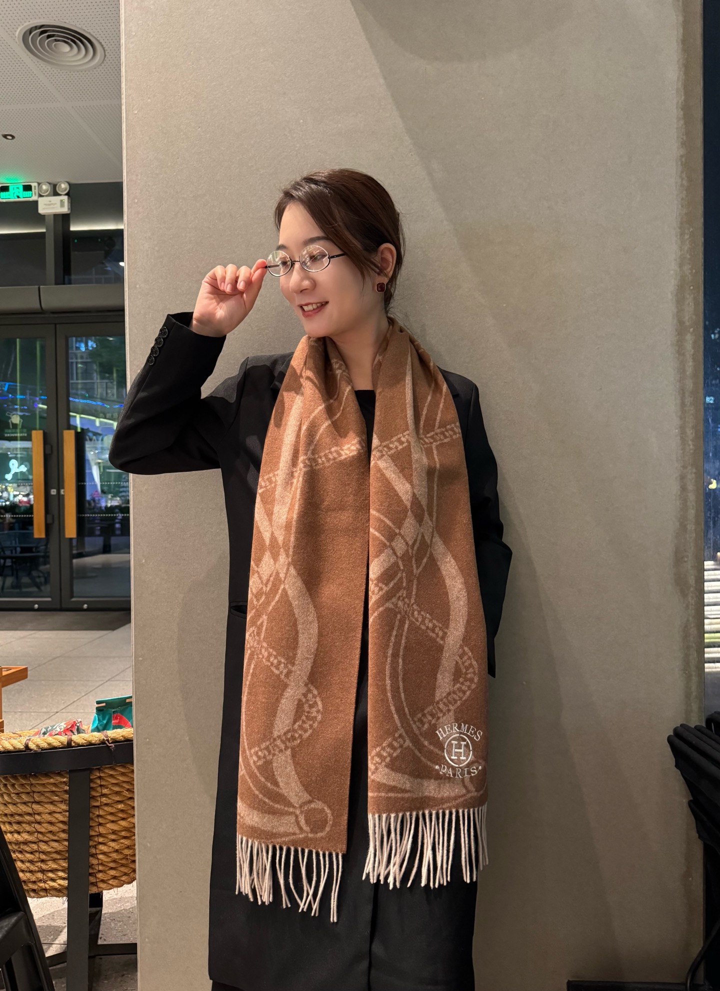 NO:663121,Hermes · Hermès double-sided jacquard scarf is crazy beautiful, so stylish and charming, a very elegant and fashionable autumn and winter item!  I really like it. It’s a very classic cashmere design for couples. It feels really great on the upper body and looks good on any waist!  !  This style is really worth buying with your eyes closed, and it can be easily worn by any age group!  !  !  30*180cm high version scarf, high version scarf, hermes, hermes19860909Hermes ·爱马仕双面提花围巾好看的要疯掉了,太有型太有魅力了非常斯文时尚的秋冬单品！真的很喜欢,非常Classical的情侣款设计羊绒,手感真的绝了上身效果真的随便怎么围都好看！！这种款式真的闭着眼买,任何年龄层都轻松驾驭！！！30*180cm高版本围巾,高版本围巾,hermes,hermes,scarf