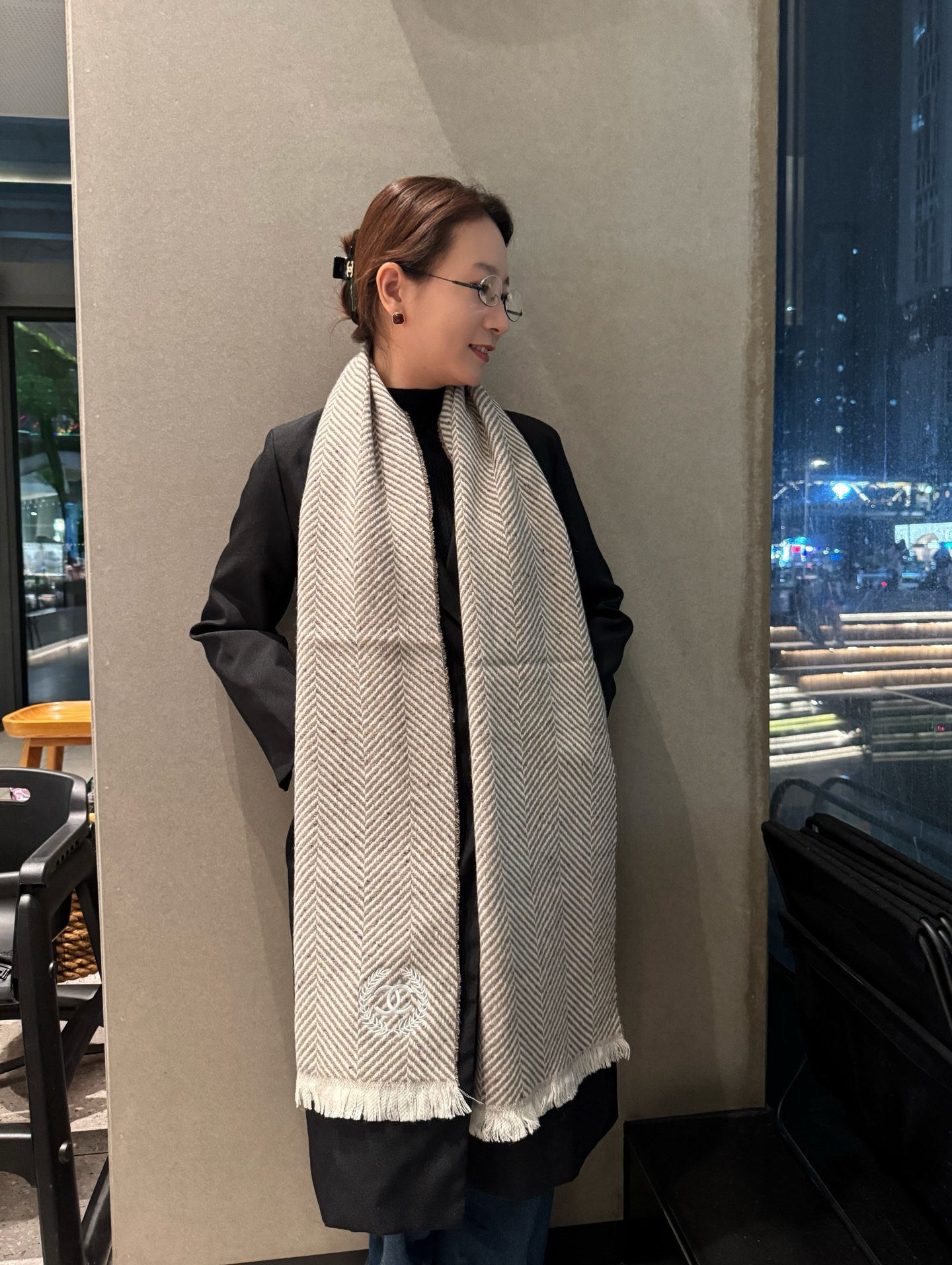 NO:663128,Chanel's 2025 new models are so beautiful that they are blowing up the streets. Girls, hurry up and buy them!  It is still a unique color tone of Chanel. It is really an invincible classic. It is not a tacky bleached color. It is the original color, a high-end color with a little bit of rice. ~ 100% pure cashmere ~ It is hard to put it down, and it feels as soft as a cloud. If you see the real thing, you will know that it makes all scarves eclipse, and it will be a C-level wherever you take it!  It's so soft that your skin melts when it comes in contact, and it won't prick at all!  Specification 35*180 high version scarf, high version scarf, chanel19860909香奈儿2025美到炸街的新款 姑娘们赶紧入手啦！ 依旧是香奈儿独有的色调 真的是无敌经典.不是俗气的漂白.就本色调,带点米的高级配色.～百分百纯山羊绒～让人爱不释手,触感如云朵般柔软.如果你看到实物,就知道什么是让所有围巾黯然失色,带上她到哪都是C位！接触皮肤软到心都化了,一点也不会扎！ 规格35*180高版本围巾,高版本围巾,chanel,scarf