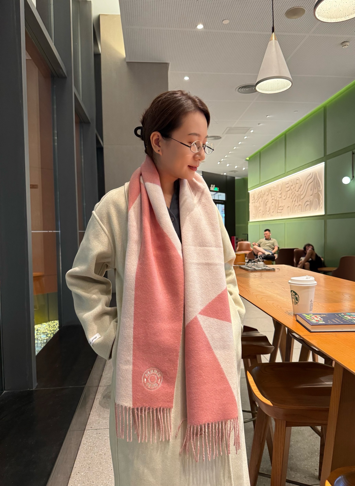 NO:663079,The Hermès double-sided scarf is crazy beautiful, so stylish and charming, a very elegant and fashionable autumn and winter item!  I really like it. It’s a very classic men’s design made of lambskin. It feels really great on the upper body and looks good on any waist!  !  This style is really worth buying with your eyes closed, and it can be easily worn by any age group!  !  !  30*200cm high version scarf, high version scarf, hermes19860909爱马仕双面围巾好看的要疯掉了,太有型太有魅力了非常斯文时尚的秋冬单品！真的很喜欢,非常Classical的男款设计羔绒,手感真的绝了上身效果真的随便怎么围都好看！！这种款式真的闭着眼买,任何年龄层都轻松驾驭！！！30*200cm高版本围巾,高版本围巾,hermes,scarf