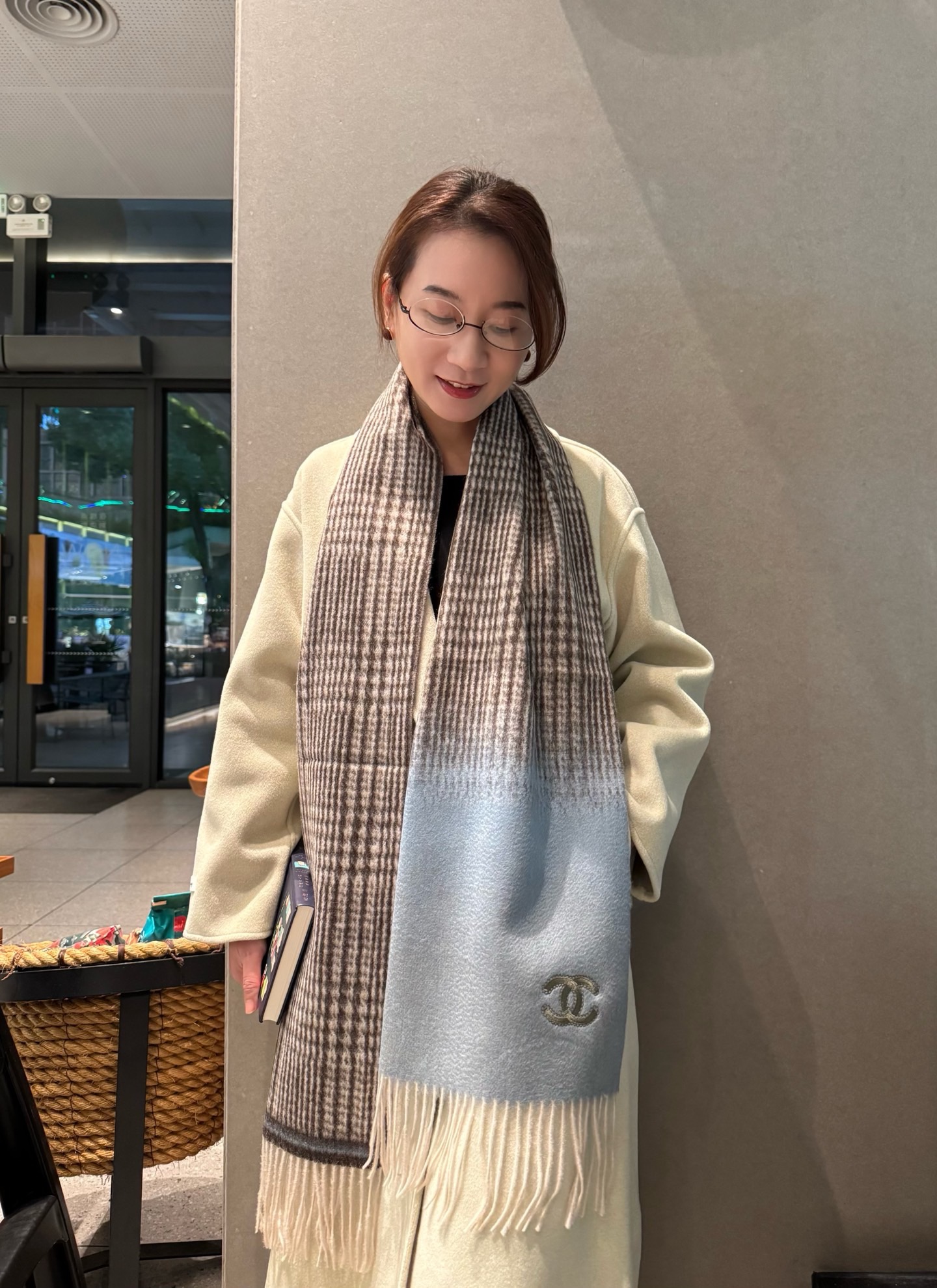 NO:663091,Highly recommended CHANEL. Chanel's new fall and winter product · Gradient color-blocked cashmere scarf is made from the finest cashmere fiber, which is time-consuming and labor-intensive. It is then soaked and washed in clear spring water, so that the cashmere fiber presents a unique fluffy texture. It feels so delicate. It uses light milling technology to have a luxurious and soft surface gloss. The hand is full of fine velvet. The price is absolutely affordable, and it is a good gift to keep for yourself!  Absolutely good product, size 35 x 180cm, cashmere high version scarf, high version scarf, chanel, chanel19860909重磅推荐CHANEL.香奈儿秋冬新品 · 渐变拼色羊绒围巾臻选上乘的山羊绒纤维,耗时耗力,再以清泉水浸泡涤荡,使羊绒纤维呈现出独特的蓬松质感,手感才如此细腻,采用轻缩绒工艺,才有奢华柔和的表面光泽手感满满地都是细腻的绒毛这个价格绝对百分之百的实惠送礼自留都不错！绝对好货size35 x 180cm,羊绒高版本围巾,高版本围巾,chanel,chanel,scarf