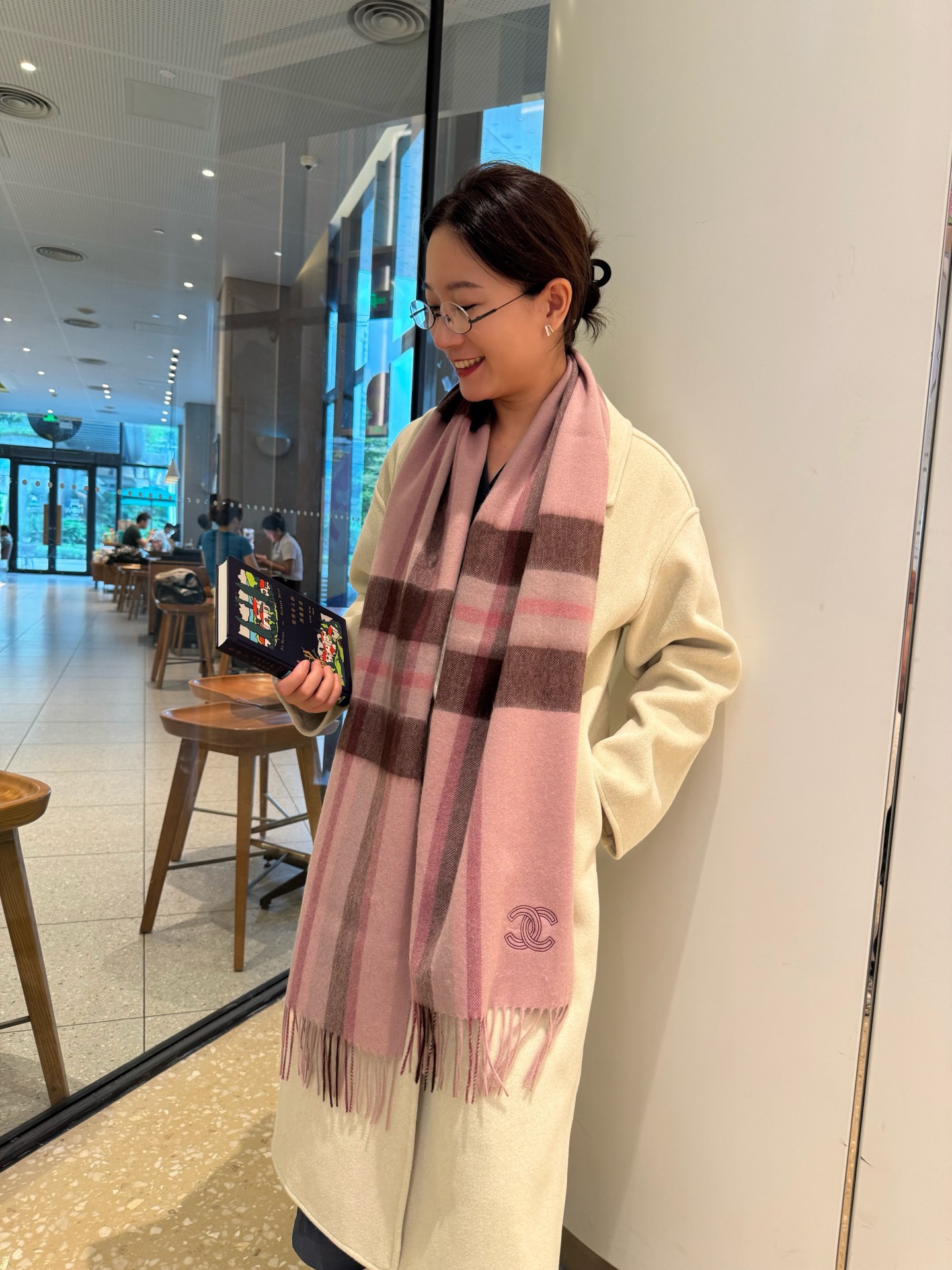 NO:663108,A rare high-end product from Chanel!  Family benefits!  A very genuine scarf ~ I love the fabric, it is very soft, delicate and comfortable, with slight water ripples!  The atmosphere is simple, the color is super nice, the small logo is very delicate embellishment, and the texture is unobtrusive~ The bulk goods were shipped a few months ago~ The last order is left over for everyone~ The classic 30cm wide cashmere scarf!  Specification 30*180 (total length including tassels 180cm) high version scarf, high version scarf, chanel19860909香奈儿难得的高端货！家属福利！非常正的围巾~面料大爱,非常柔软细腻舒服,轻度水波纹！大气简约,超级好看的配色,小小Logo非常精致的点缀,有质感不张扬~大货几个月前已装船发走~尾单余一丢丢福利大家~经典30cm宽羊绒围巾！规格30*180（含穗子总长180cm）高版本围巾,高版本围巾,chanel,scarf