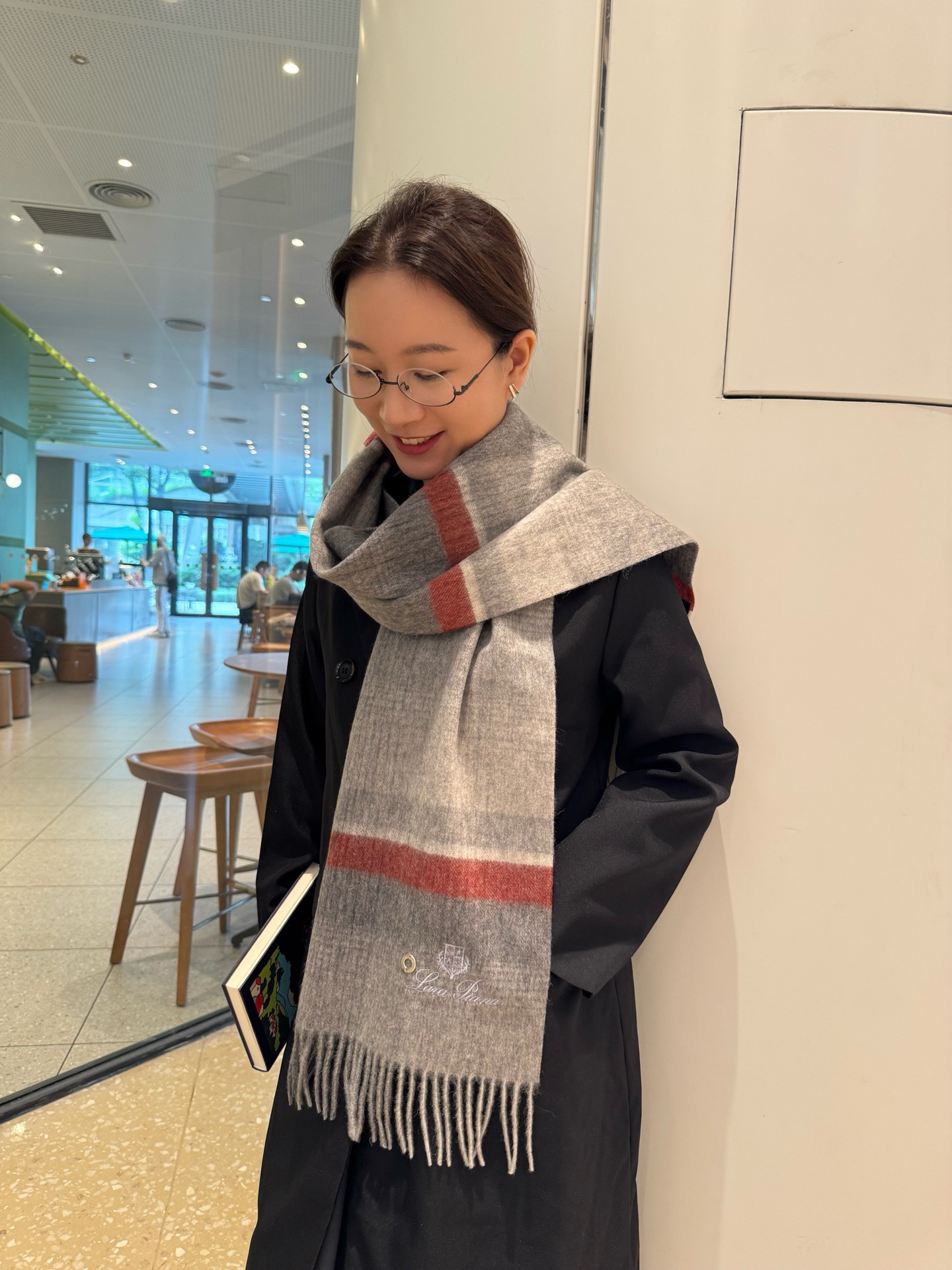 NO:663113,Loro Piana · 诺yo Piana [Family benefits are coming!  !  LP high-end heavy scarf!  】An angry recommendation, excited~!  !  Be sure to get started quickly, we have the same counter, the most high-end couple's model ~ the craftsmanship is difficult, and it is super soft and waxy! Our price is really unbeatable and great value!  Price feedback from my mother ~ I love the fabric, the double-sided cashmere yarn is really clear and clean, and the velvet feel in your hand is really super comfortable!  Very soft, the upper body effect is unparalleled and beautiful. Medium thickness, very close to the neck~ Size specification 30*185cm high version scarf, high version scarf, loro piana, loro piana19860909Loro Piana · 诺悠翩雅【家属福利来了！！LP高端重磅围巾！】怒赞推荐,激动~！！下手绝对要快,同步专柜,最高端的情侣款~工艺难度大,超级无敌软糯!我们这个价格真的无敌超值！亲妈价格回馈~面料大爱,双面的羊绒纱线真的清晰干净,握在手里绒感真的超级无敌舒服！非常柔软,上身效果无敌好看 中等厚度,非常亲脖子的一款~ 尺寸规格30*185cm高版本围巾,高版本围巾,loro piana,loro piana,scarf