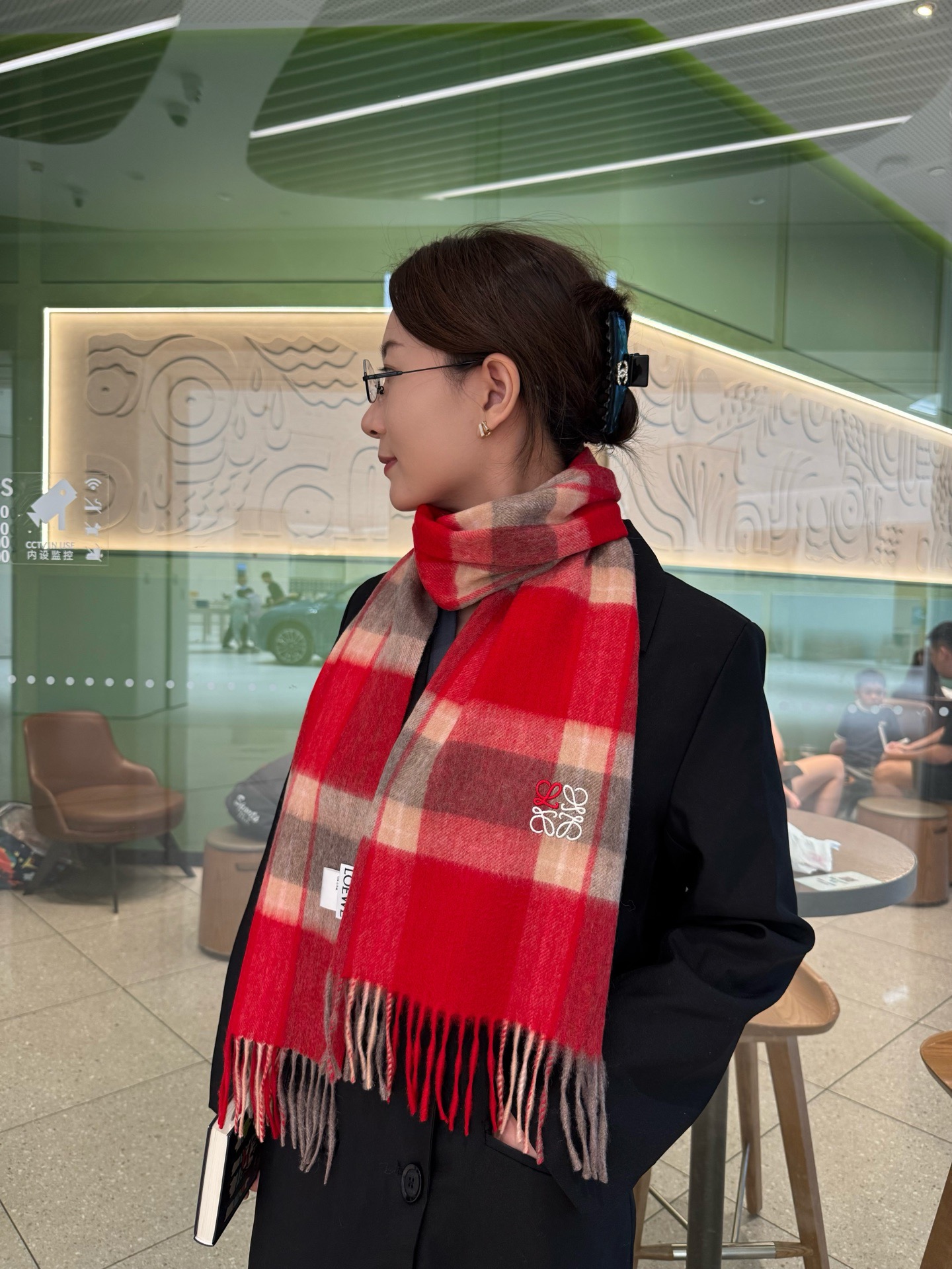 NO:663126,New!  loewe. Luo Yiwei. Rare and gentle color matching, low-key yet elegant] Highly recommended, high-end, comfortable and fashionable temperament, niche, but full of big-name style, super Amway loewe, this soft scarf that touches the heart, color-block embroidered logo, extremely simple color combination is eye-catching, the finishing touch is indeed beautiful, the color is absolute, the light water ripples are a bit unique, the color is elegant, not enchanting, very soft cashmere material specification 35x  180cm high version scarf, high version scarf, loewe, loewe19860909上新！loewe.罗意威 .难得一见的温柔配色,低调又不失优雅】重点推荐高级舒适时髦气质,名小众,却大牌范十足,超级安利loewe这款触动内心的柔美围巾,拼色刺绣logo极其简单的颜色搭配抢眼,点睛之笔确又不失美感,色彩绝对,淡淡的水波纹有点独有的仙气,颜色淡雅,不妖娆非常柔软的羊绒材质规格35x 180cm高版本围巾,高版本围巾,loewe,loewe,scarf