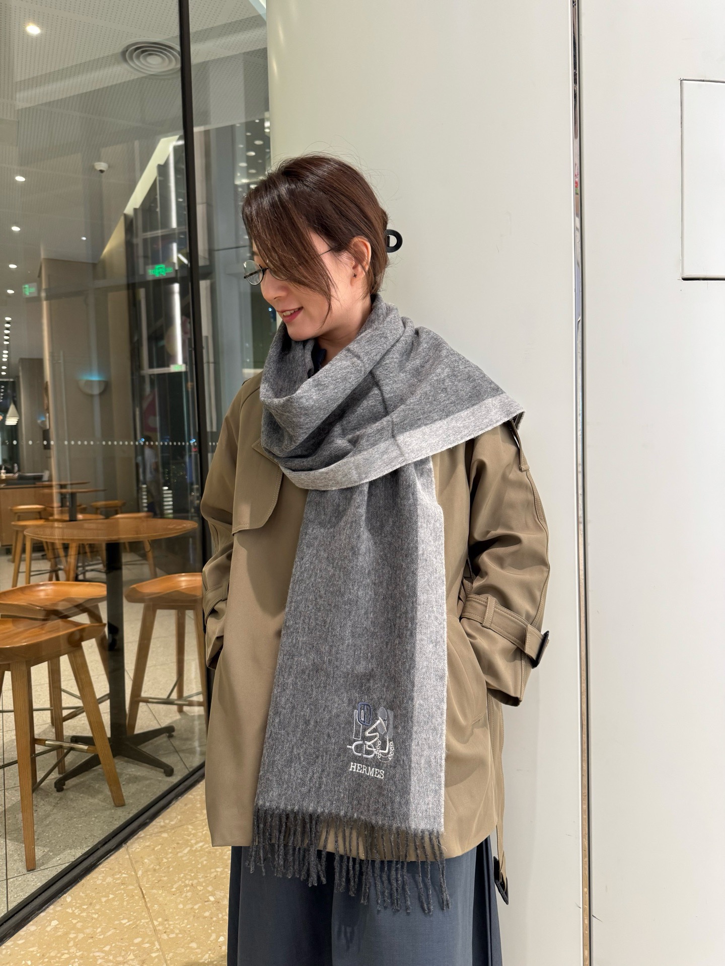 NO:663080,Year Hermes ·  Hermès, a rare gentle color matching, low-key yet elegant. Highly recommend the bilateral color matching. One scarf with two styles, high-end, comfortable and fashionable temperament, full of big-name style. Super Amway Big H is a soft scarf that touches the heart. The extremely simple color is matched with the low-key H embroidered logo. The finishing touch is true without losing the beauty. The pursuit of successful people. The color is absolute, a bit unique and fairy-like. It is definitely the best choice for couples. The color is elegant and not enchanting. Specifications: 35x  190cm high version scarf, high version scarf, hermes, hermes19860909年Hermes · 爱马仕,难得一见的温柔配色,低调又不失优雅重点推荐双边配色,一条围巾两种风格搭配,高级舒适时髦气质,大牌范十足,超级安利大H这款触动内心的柔美围巾,极其简单的颜色搭配低调的H刺绣logo,点睛之笔确又不失美感,成功人士的追求,色彩绝对,有点独有的仙气,绝对的情侣款不二之选,颜色淡雅,不妖娆规格35x 190cm高版本围巾,高版本围巾,hermes,hermes,scarf