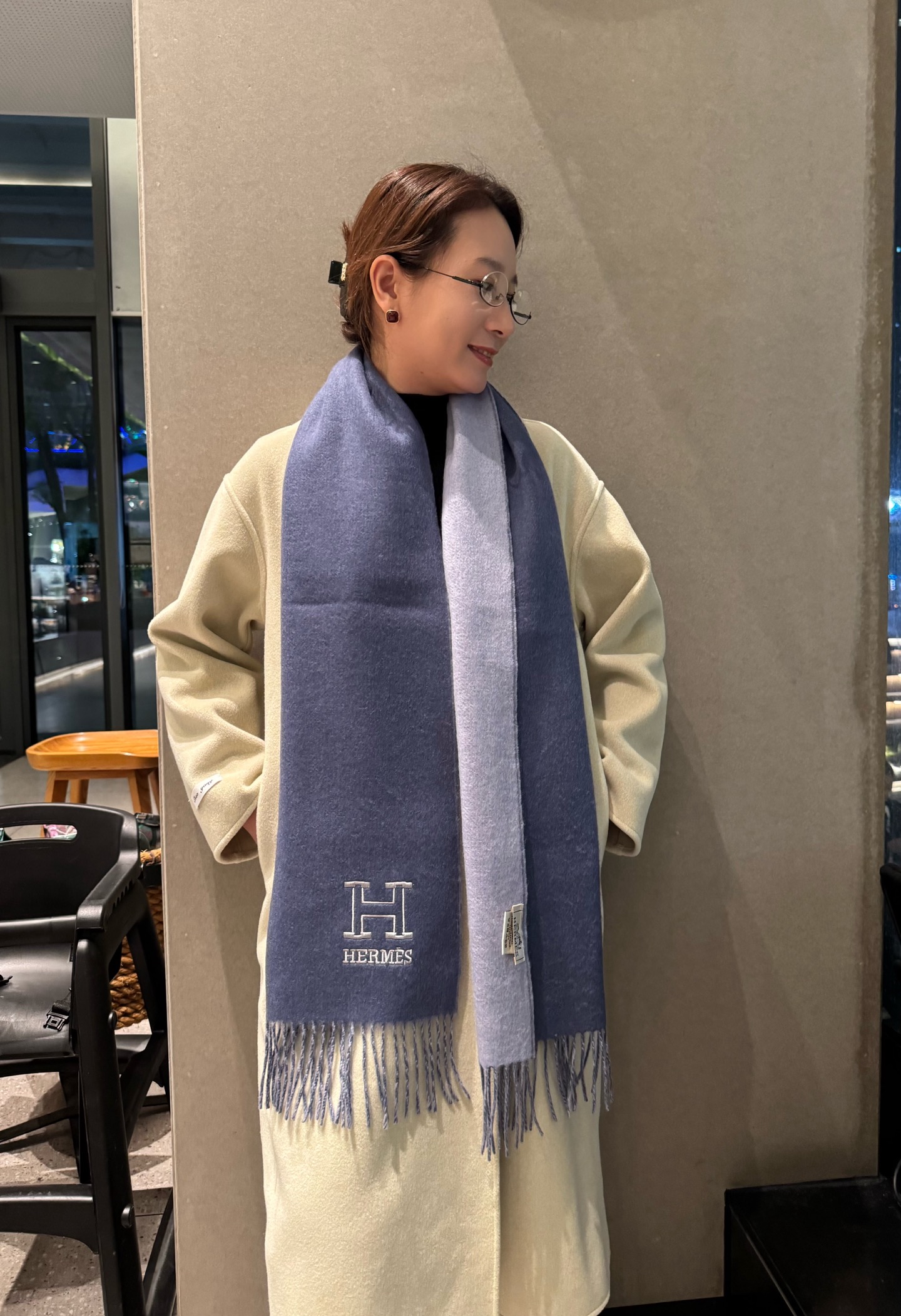 NO:663082,New!  Hermes · Hermes, the big H is a rare gentle color matching, low-key yet elegant, double-sided lamb velvet. One scarf with two styles, high-end, comfortable and fashionable temperament, full of big-name style. Super Amway Big H is a soft scarf that touches the heart. The extremely simple color is matched with the low-key H embroidered logo. The finishing touch is true without losing the beauty. The pursuit of successful people. The color is absolute, a bit unique and fairy-like. It is definitely the best choice for couples. The color is elegant. Specifications: 30x  180cm high version scarf, high version scarf, hermes, hermes19860909上新！Hermes · 爱马仕,大H难得一见的温柔配色,低调又不失优雅双面羊羔绒 一条围巾两种风格搭配,高级舒适时髦气质,大牌范十足,超级安利大H这款触动内心的柔美围巾,极其简单的颜色搭配低调的H刺绣logo,点睛之笔确又不失美感,成功人士的追求,色彩绝对,有点独有的仙气,绝对的情侣款不二之选,颜色高雅 规格30x 180cm高版本围巾,高版本围巾,hermes,hermes,scarf