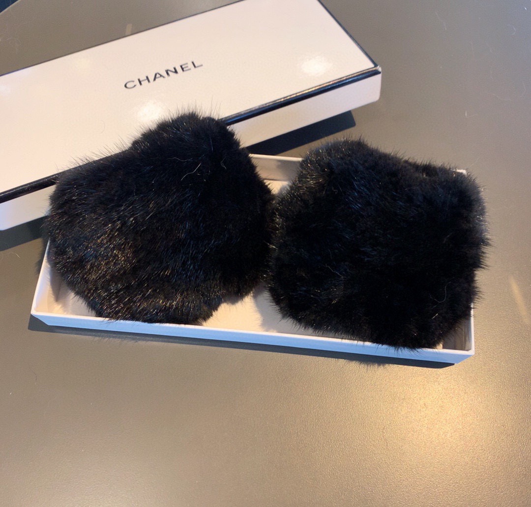 P250
Chanel 香奈儿2025秋冬水貂毛露指半截手套👍女神集美们必备单品，值得对比🔥🔥同款不同品质，秒杀市场差产品，懒兔毛内里加绒 🙌经典不过时款.喜欢可以入手了，这种品质的今年用了明年还能用💯 [愉快][愉快][愉快]配上盒子🎁码数均码👑