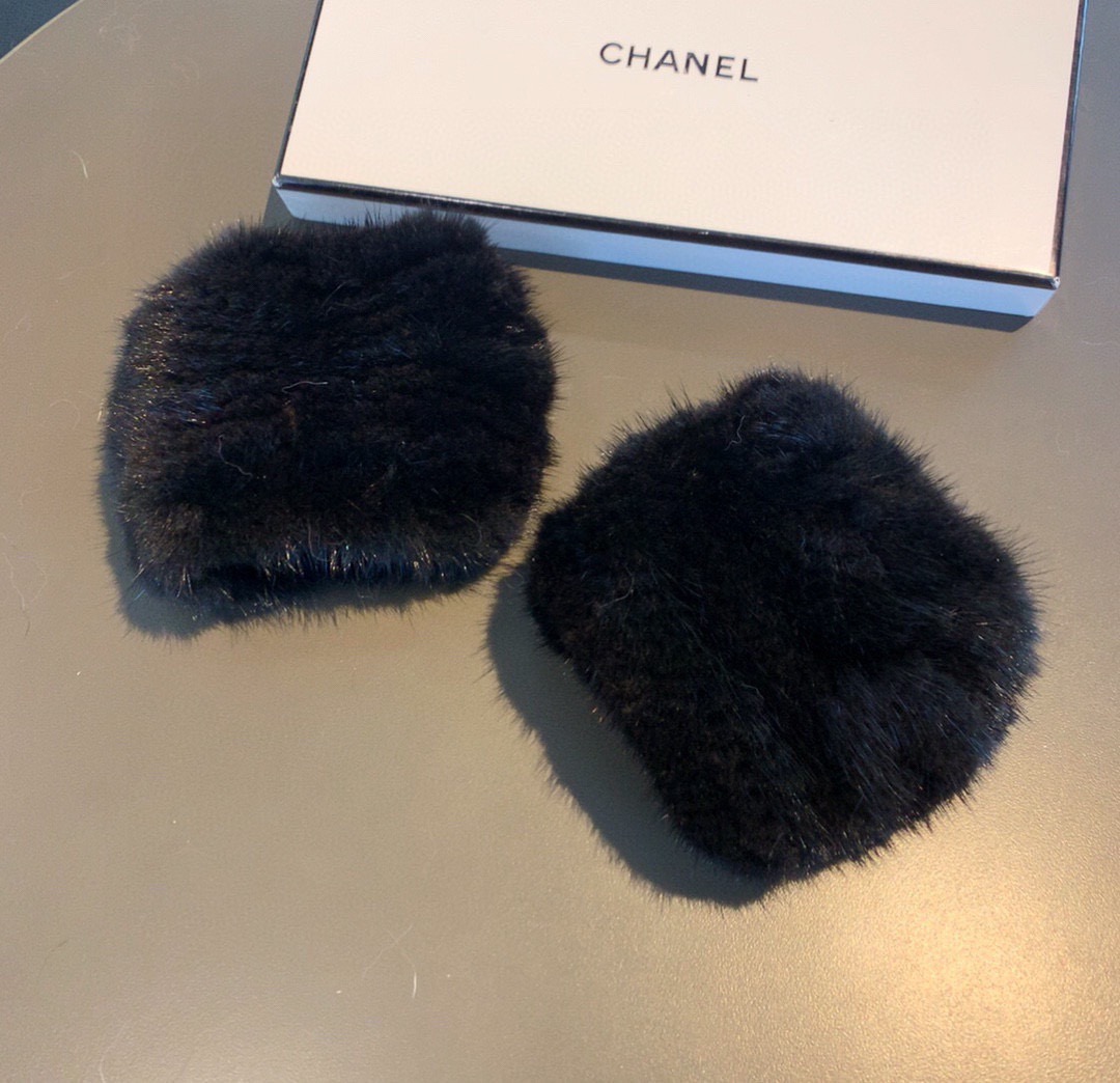 P250
Chanel 香奈儿2025秋冬水貂毛露指半截手套👍女神集美们必备单品，值得对比🔥🔥同款不同品质，秒杀市场差产品，懒兔毛内里加绒 🙌经典不过时款.喜欢可以入手了，这种品质的今年用了明年还能用💯 [愉快][愉快][愉快]配上盒子🎁码数均码👑