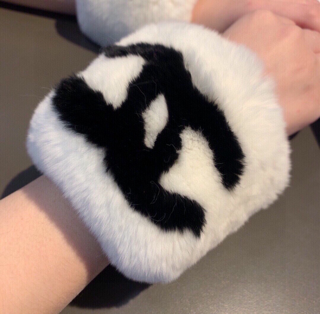 P180🌈疯狂打call值得拥有💫
💕香奈儿护宛,网红明星同款😍
🌈日常保暖☺出行必备✈️
日常装饰凹造型简直太赞了
保暖打气物件😍磁性接口，大爱💕
高颜值 自留黑白两色🤣🤣🤣🤣
可以戴一辈子不过时的经典单品👏
💐✈️不可错过❄️💫