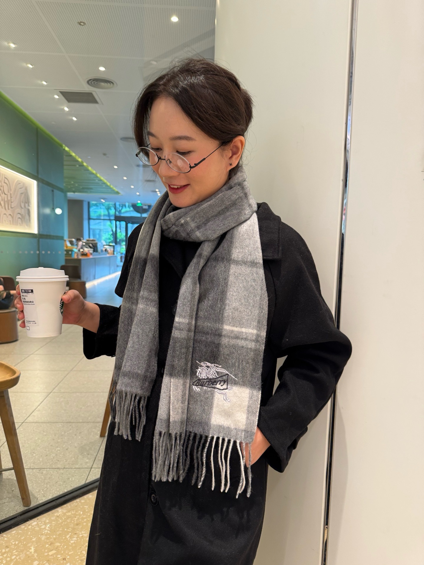 NO:663087,Burberry · Burberry's double-sided scarf is so beautiful that it's so stylish and charming. It's a very elegant and fashionable autumn and winter item!  I really like it. It’s a very classic couple’s design of lambswool. It feels really great on the upper body and looks great no matter how you wear it!  !  This style is really worth buying with your eyes closed, and it can be easily worn by any age group!  !  !  30*200cm high version scarf, high version scarf, burberry, burberry19860909Burberry · 巴宝莉双面围巾好看的要疯掉了,太有型太有魅力了非常斯文时尚的秋冬单品！真的很喜欢,非常Classical的情侣款设计羔绒,手感真的绝了上身效果真的随便怎么围都好看！！这种款式真的闭着眼买,任何年龄层都轻松驾驭！！！30*200cm高版本围巾,高版本围巾,burberry,burberry,scarf