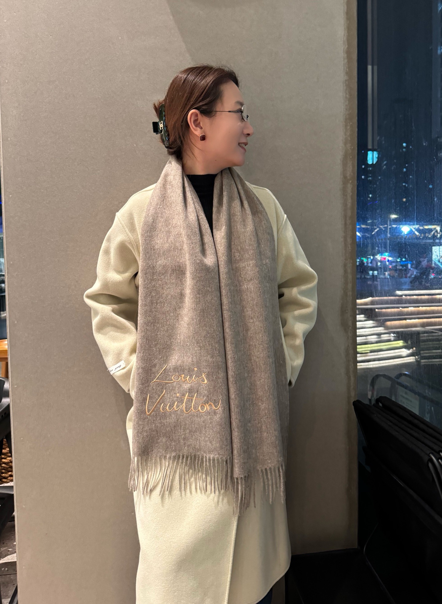 NO:663096,LV cashmere scarf highly recommended!  Top-quality lambswool material. A very elegant and fashionable autumn and winter item, high-end product. The drape of cashmere is visible to the naked eye, very warm, soft and skin-friendly without irritating the neck. Universal for couples, size 30*180cm is full of love. High version scarf, high version scarf, louis vuitton19860909LV羊绒围巾 重磅推荐！顶级羔羊绒材质.非常斯文时尚的秋冬单品,高端货,羊绒垂感肉眼可见非常保暖,柔软亲肤不扎脖.情侣款通用,size30*180cm满满的爱高版本围巾,高版本围巾,louis vuitton,scarf