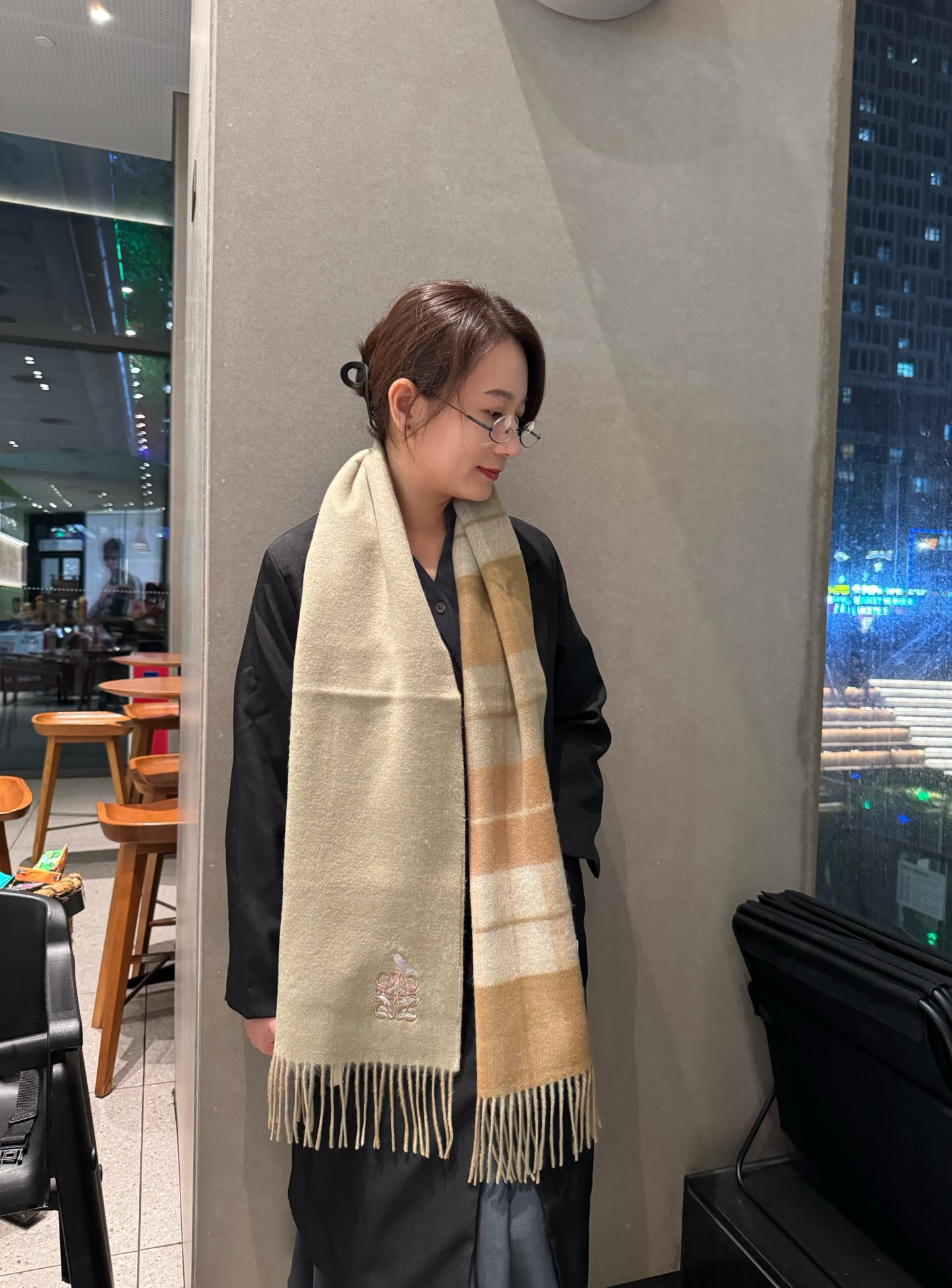 NO:663107,Loewe · Loewe's rare gentle color matching, low-key yet elegant  We highly recommend cashmere with double-sided color matching, one side plaid and one solid color, a scarf with two styles, high-end, comfortable and fashionable temperament, niche name, but full of big-name style. Super Amway loewe is a soft scarf that touches the heart, with exquisite flower and bird embroidery logo, the finishing touch is true without losing beauty. The color is absolute, a bit unique and fairy-like, the absolute choice for couples, the color is elegant, not enchanting, specifications 35x  180cm high version scarf, high version scarf, loewe, loewe19860909Loewe · 罗意威难得一见的温柔配色,低调又不失优雅 重点推荐羊绒双面配色,一面格子一面纯色,一条围巾两种风格搭配,高级舒适时髦气质,名小众,却大牌范十足,超级安利loewe这款触动内心的柔美围巾,搭配精致花鸟刺绣logo,点睛之笔确又不失美感,色彩绝对,有点独有的仙气,绝对的情侣款不二之选,颜色淡雅,不妖娆规格35x 180cm高版本围巾,高版本围巾,loewe,loewe,scarf