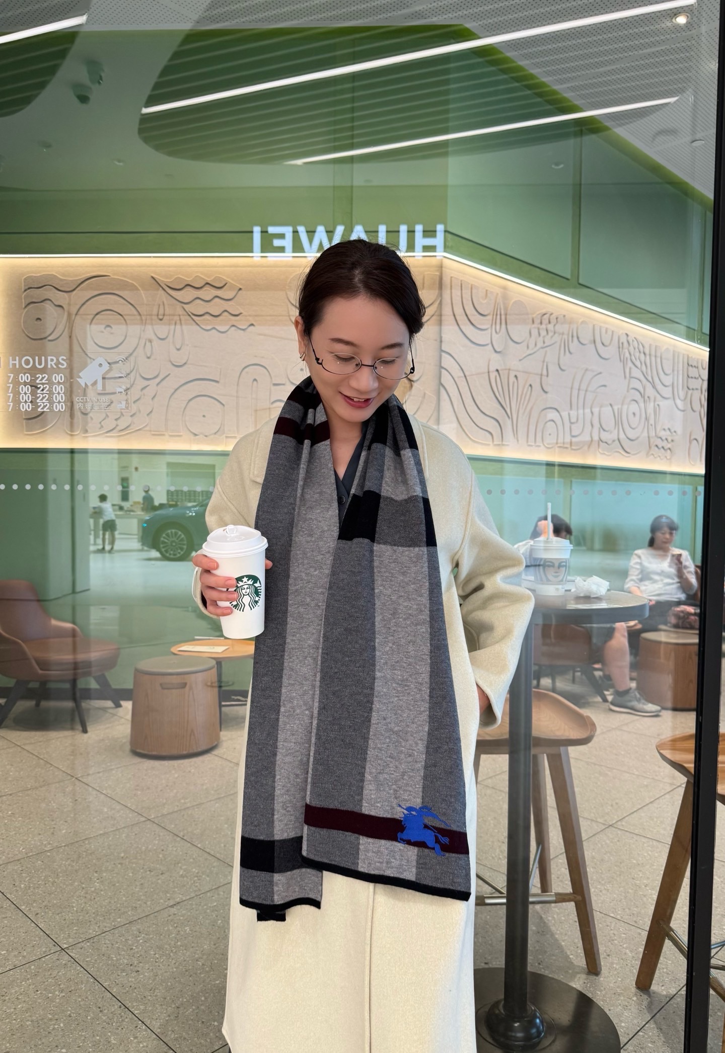 NO:663116,Exclusive Burberry Scarf Classic War Horse Couple Model Luxury is all in the size, high-end quality and super high cashmere quality will be favored by this brand. This boutique is a very rare knitted scarf on the market. It is really a super high-end product. Only such a big brand can have it. Every color is loved and every color is retained. Selling one less good product Imported pure cashmere size 200*32 high version scarf, high version scarf, burberry19860909独家牛货 巴宝莉围巾 经典战马 情侣款 奢华尽在尺寸之间,高端品质具有超高羊绒品质才会被此品牌青睐这种精品是市场上及其少见的围巾针织,真是超级高端货只有这种大品牌才会拥有每色都是大爱每色都留.卖一条少一条的好货 进口纯羊绒 尺寸200*32高版本围巾,高版本围巾,burberry,scarf