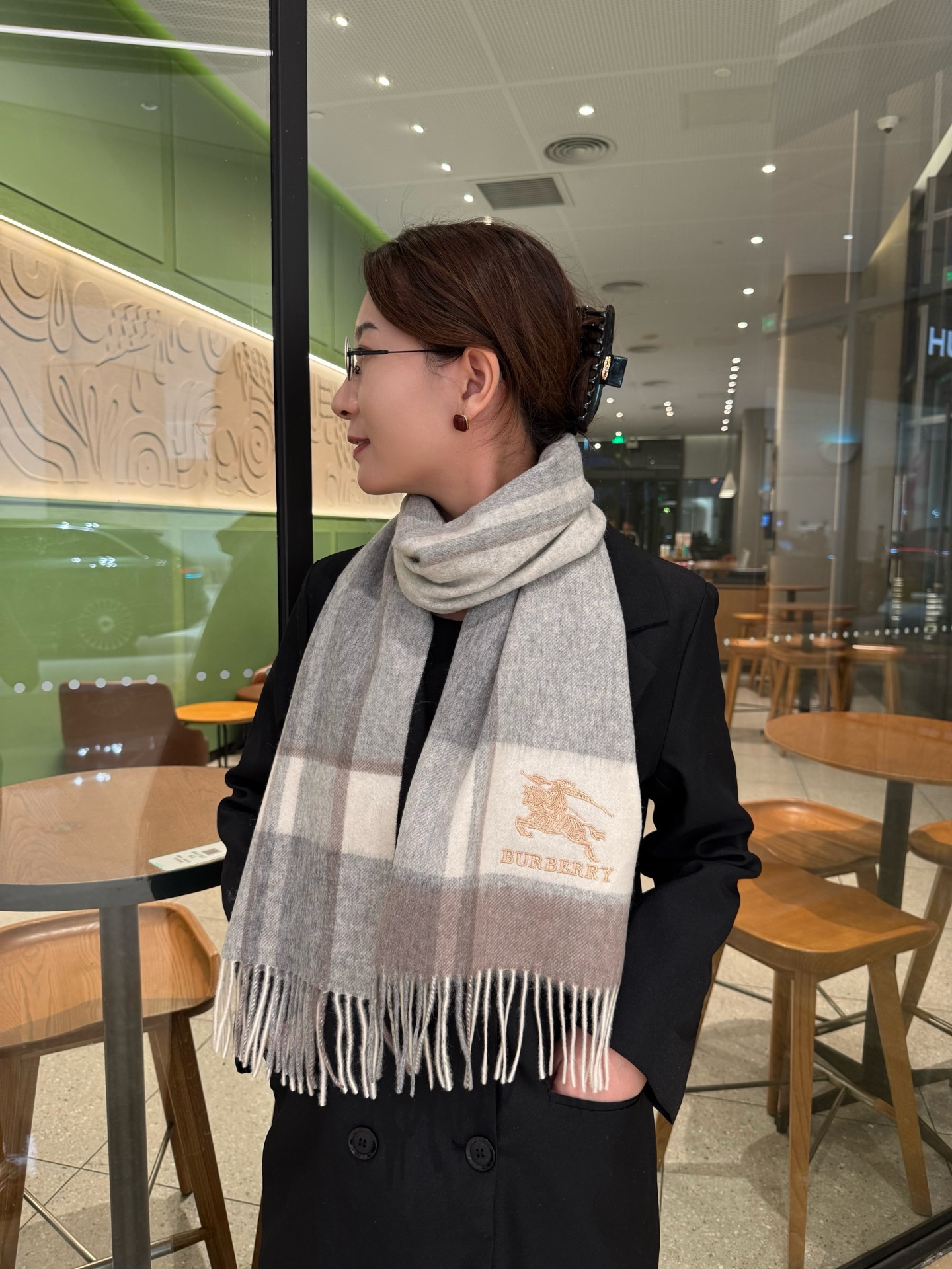 NO:663123,Burberry · Burberry cashmere scarf is crazy beautiful, so stylish and charming, a very elegant and fashionable autumn and winter item!  I really like it, it’s a very classic couple design. It feels really great on the upper body and looks great no matter how you wear it!  !  This style is really worth buying with your eyes closed, and it can be easily worn by any age group!  !  !  30*180cm high version scarf, high version scarf, burberry, burberry19860909Burberry · 巴宝莉羊绒围巾好看的要疯掉了,太有型太有魅力了非常斯文时尚的秋冬单品！真的很喜欢,非常Classical的情侣设计.手感真的绝了上身效果真的随便怎么围都好看！！这种款式真的闭着眼买,任何年龄层都轻松驾驭！！！30*180cm高版本围巾,高版本围巾,burberry,burberry,scarf