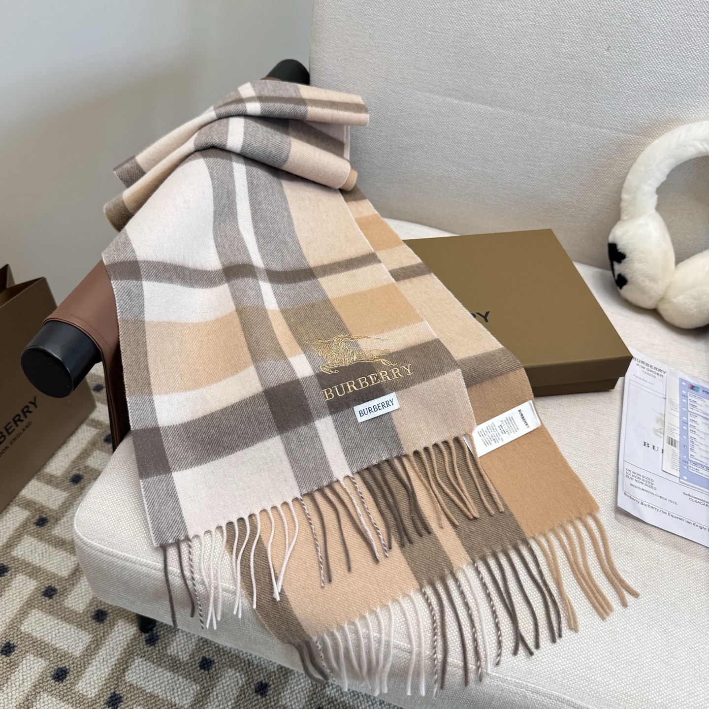 NO:663138,Burberry · Burberry cashmere scarf is crazy beautiful, so stylish and charming, a very elegant and fashionable autumn and winter item!  I really like it, it’s a very classic couple design. It feels really great on the upper body and looks great no matter how you wear it!  !  This style is really worth buying with your eyes closed, and it can be easily worn by any age group!  !  !  30*180cm high version scarf, high version scarf, burberry, burberry19860909Burberry · 巴宝莉羊绒围巾好看的要疯掉了,太有型太有魅力了非常斯文时尚的秋冬单品！真的很喜欢,非常Classical的情侣设计.手感真的绝了上身效果真的随便怎么围都好看！！这种款式真的闭着眼买,任何年龄层都轻松驾驭！！！30*180cm高版本围巾,高版本围巾,burberry,burberry,scarf