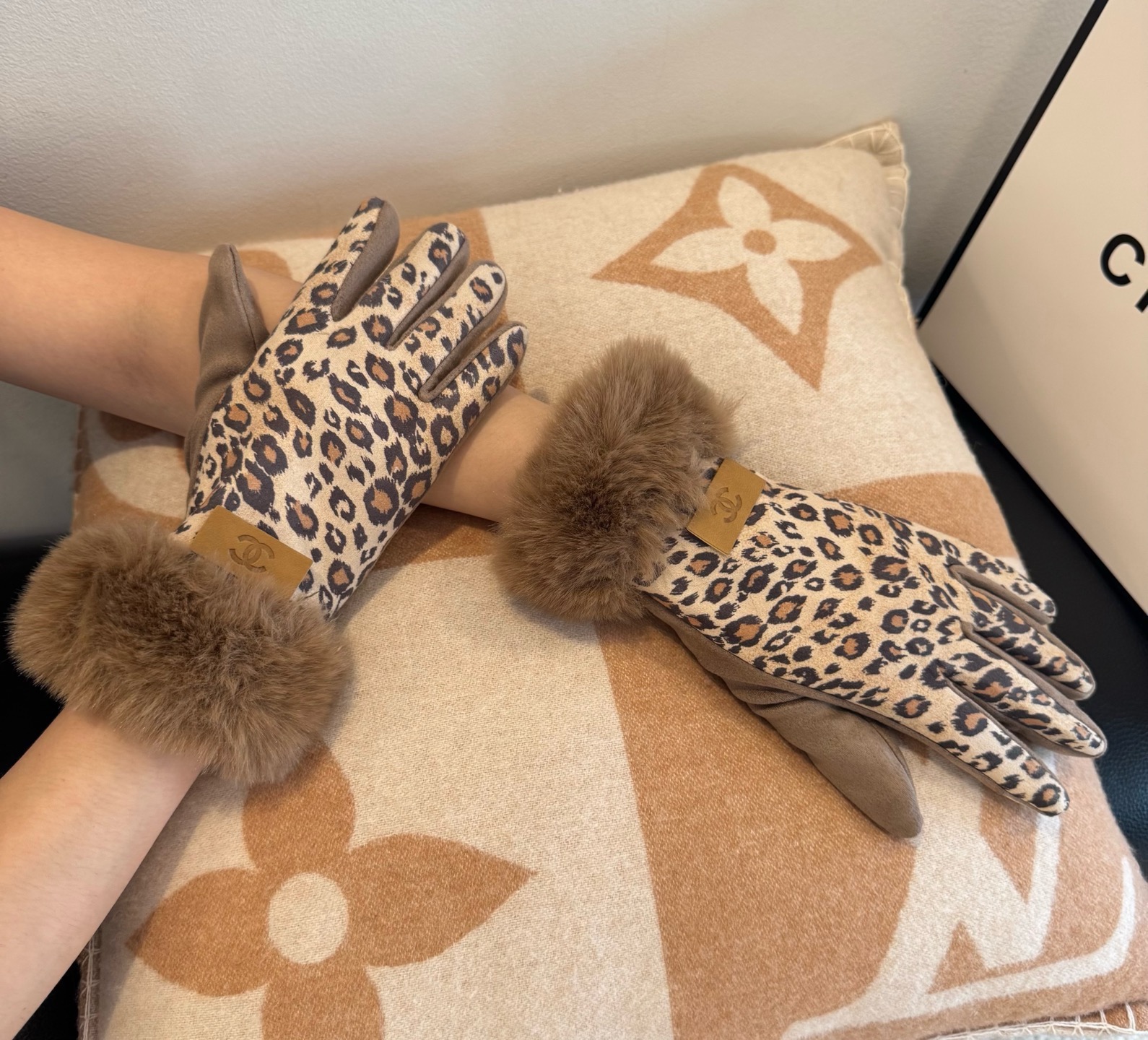 NO:659770,Batch 2025 new Chanel Chanel counter new wool gloves, fashionable gloves, warm in autumn and winter with velvet lining, super comfortable, soft and versatile!  One size fits all gloves, gloves, chanel, chanel, gloves19860909批 2025新款Chanel香奈儿专柜新品羊毛手套,时尚手套,秋冬保暖加绒内里,上手超舒适柔软、百搭！均码手套,手套,chanel,chanel,gloves,accessory