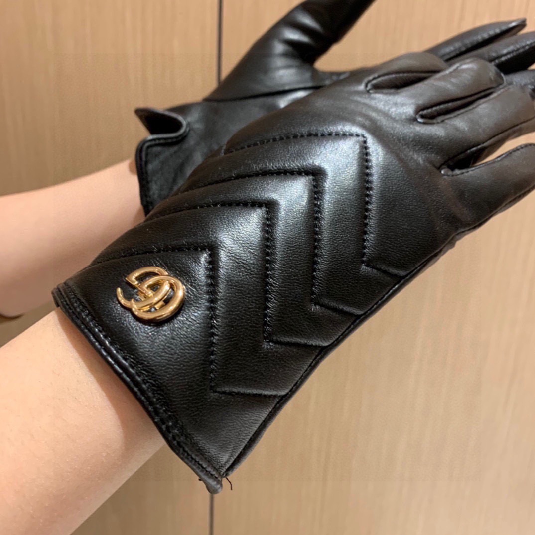 NO:659779,Batch 2025 new Gucci curve new exclusive first touch screen women's gloves Gucci Gucci [original order quality] official website synchronized women's new high-end sheepskin gloves, the goddess's first choice. Don't miss it, 100% imported sheepskin, the leather is fine and soft, look for the imported sheepskin, special feel, cashmere lining for better warmth, original custom hardware, top-notch workmanship, no details are spared, genuine open edition, one-to-one counter, with full package, size M  L gloves, gloves, gucci, sheepskin, gloves19860909批 2025新款古奇曲线新款独家首发触屏女款手套Gucci古奇【原单品质】官网同步女士新款高档羊皮手套女神首选 不可错过百分百选用进口羊皮 皮质细腻柔软 认准进口羊皮特有手感羊绒内里保暖更佳 原版定制五金顶级做工任何细节都不放过正品开版 专柜一比一 配全套包装 码数Ｍ L手套,手套,gucci,sheepskin,gloves,accessory