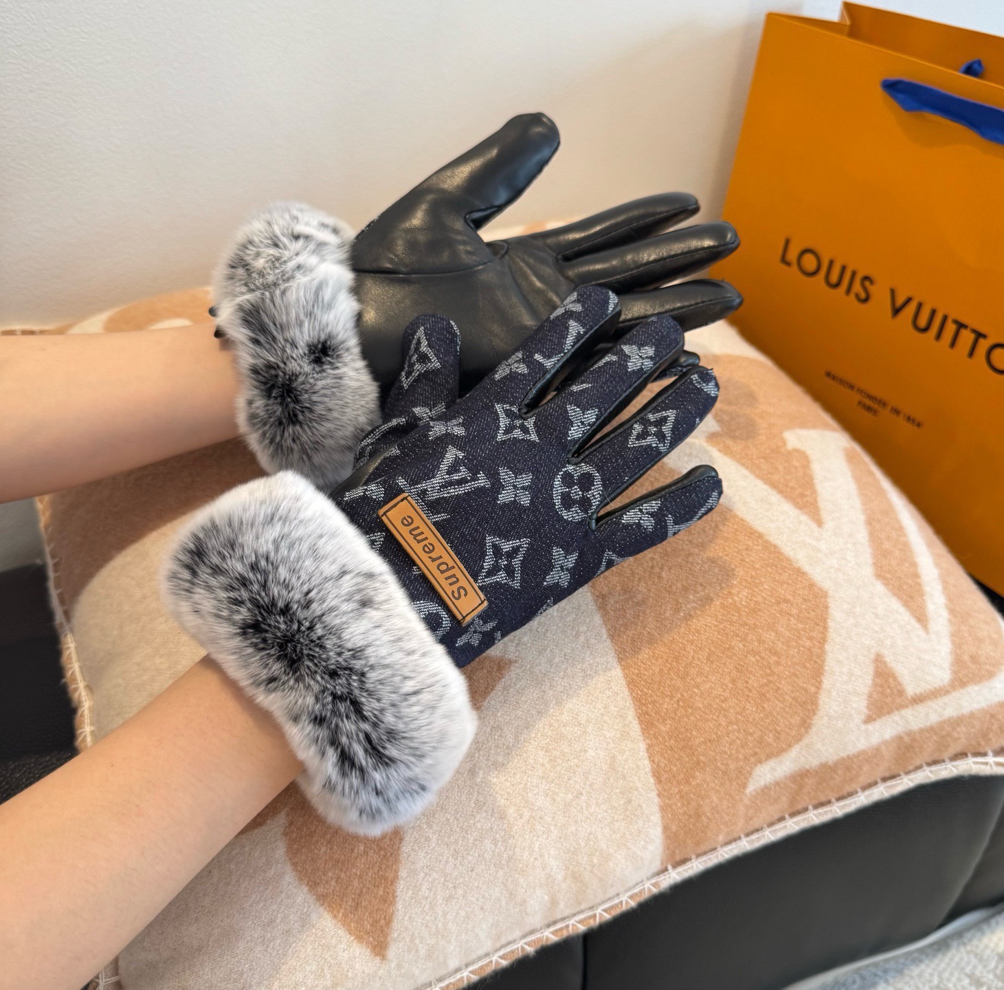 NO:659790,Batch 2025 LV new denim with leather gloves, fashionable motorcycle gloves, new autumn and winter cloth lining, fashionable, super comfortable, soft and versatile!  Jimei goddess must accessory box size ML gloves, gloves, louis vuitton, gloves19860909批 2025LV新品毛口牛仔配皮手套,时尚机车手套,秋冬新品布内里,时尚上手超舒适柔软、百搭！集美女神必备配盒子码数ML手套,手套,louis vuitton,gloves,accessory