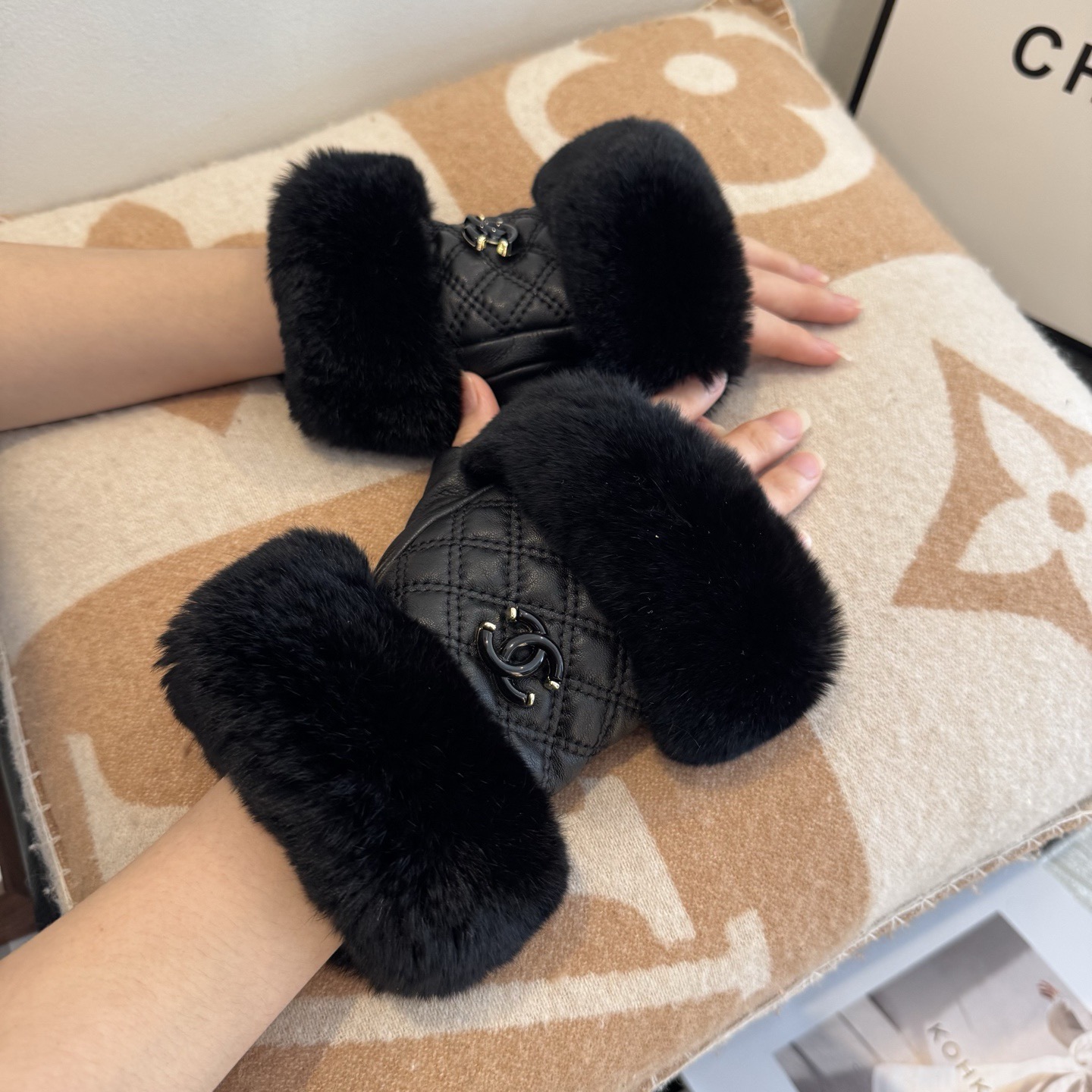 NO:659795,Batch Chanel 2025 Autumn and Winter Short Lazy Rabbit Hair Gloves. It is worth comparing the same model with different qualities. It will kill the poor products in the market. Imported first-grade sheepskin lazy rabbit fur is lined with velvet. It is a classic and timeless style. If you like half fingers, you can buy it. This quality can be used next year after using it this year. [Happy] [Happy] [Happy] Gloves, gloves, chanel, chanel, sheepskin, gloves19860909批 Chanel 香奈儿2025秋冬短款懒兔毛手套值得对比同款不同品质,秒杀市场差产品,进口一级羊皮懒兔毛内里加绒 经典不过时款.喜欢半指可以入手了,这种品质的今年用了明年还能用 [愉快][愉快][愉快]手套,手套,chanel,chanel,sheepskin,gloves,accessory