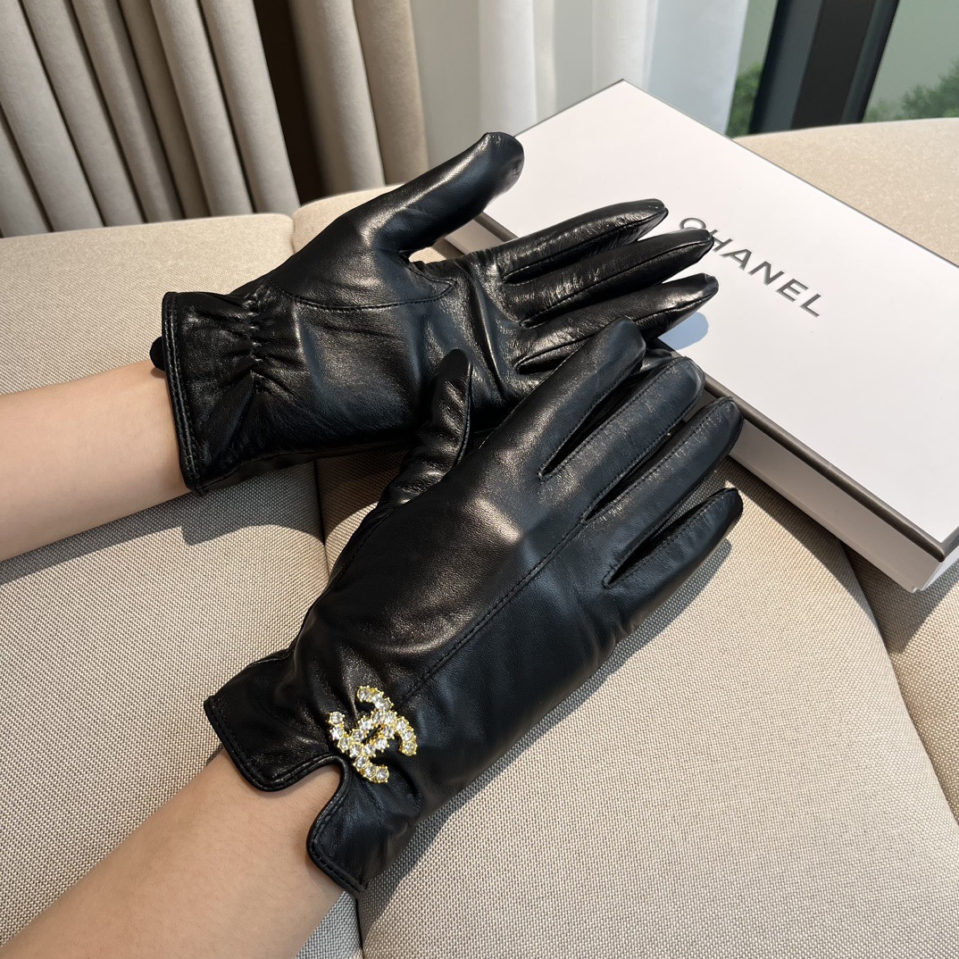 NO:659789,Batch 2025 new exclusive first touch screen gloves Chanel Chanel [original quality] official website synchronized women's new high-end sheepskin gloves are the first choice of goddesses. Don't miss 100% imported sheepskin. The leather is fine and soft. Look for imported sheepskin with a special feel and cashmere lining for better warmth. Side zipper design is a must-have for beauties and goddesses. Top-notch workmanship. No detail is spared. Box size M L gloves, gloves, chanel, chanel, sheepskin, gloves19860909批 2025新款独家首发触屏手套 Chanel香奈儿【原单品质】官网同步女士新款高档羊皮手套女神首选 不可错过百分百选用进口羊皮 皮质细腻柔软 认准进口羊皮特有手感羊绒内里保暖更佳 侧面拉链设计美女女神集美们必备顶级做工任何细节都不放过配盒子码数Ｍ L手套,手套,chanel,chanel,sheepskin,gloves,accessory