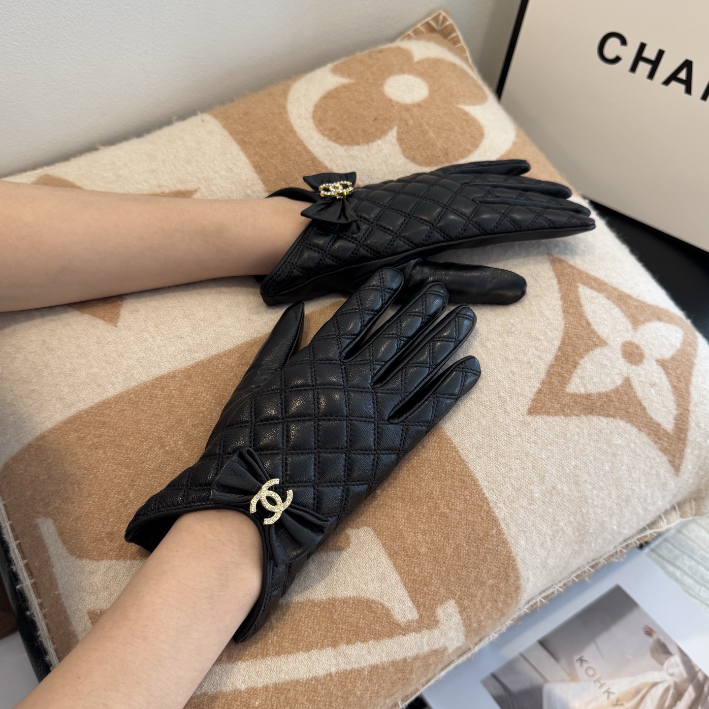 NO:659791,Batch 2025 new exclusive first touch screen gloves Chanel Chanel [original order quality] official website synchronized women's new high-end sheepskin gloves are the first choice for goddesses. Don't miss 100% imported sheepskin. The leather is fine and soft. Look for imported sheepskin with a unique feel and cashmere lining for better warmth. A must-have for goddesses with bows. Top-notch workmanship. No detail is missed. It is worth owning. Comes with box. Size M L gloves, gloves, chanel, chanel, sheepskin, gloves.19860909批 2025新款独家首发触屏手套 Chanel香奈儿【原单品质】官网同步女士新款高档羊皮手套女神首选 不可错过百分百选用进口羊皮 皮质细腻柔软 认准进口羊皮特有手感羊绒内里保暖更佳 蝴蝶结女神必备顶级做工任何细节都不放过值得拥有配盒子 码数Ｍ L手套,手套,chanel,chanel,sheepskin,gloves,accessory