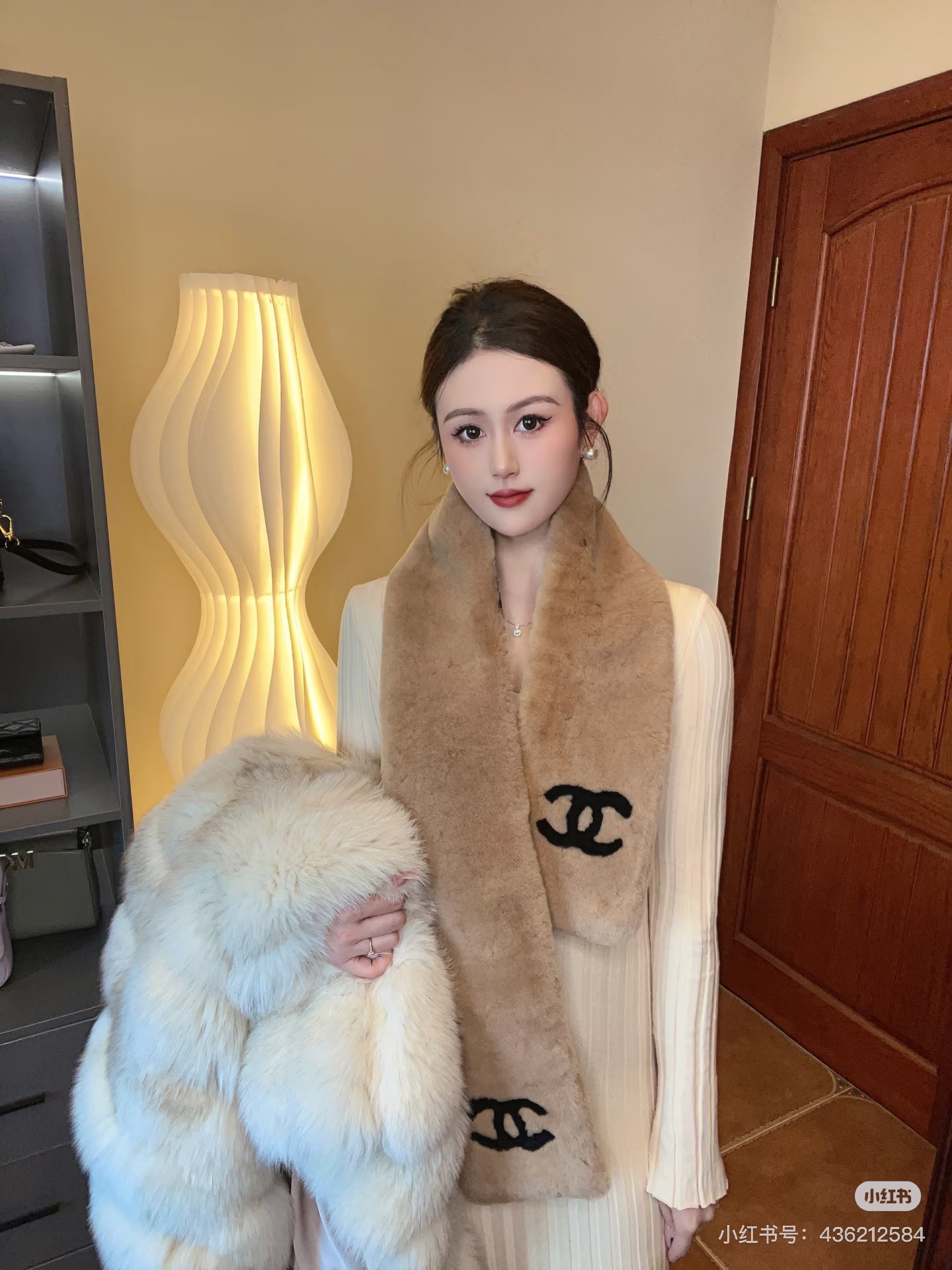 NO:659804,The first batch (set) of wool earmuffs and scarves is worth owning for crazy calls. It is a classic. The beauty of the world, the same style as that of Internet celebrities. Skiing earmuffs, a must-have for daily warmth and travel. The concave shape of skiing is simply awesome. Warm and cheering items. Good looks. 3 colors of super fairy black and white. Can be worn for a lifetime. Classic items that will never go out of style. Gloves, gloves, gloves19860909批（一套）羊毛耳罩围巾疯狂打call值得拥有,经典 人间白富美,网红明星同款 滑雪耳罩,日常保暖出行必备 滑雪日常凹造型简直太赞了 保暖打气物件 高颜值 3色超仙自留黑白两色色 可以戴一辈子不过时的经典单品 手套,手套,gloves,accessory