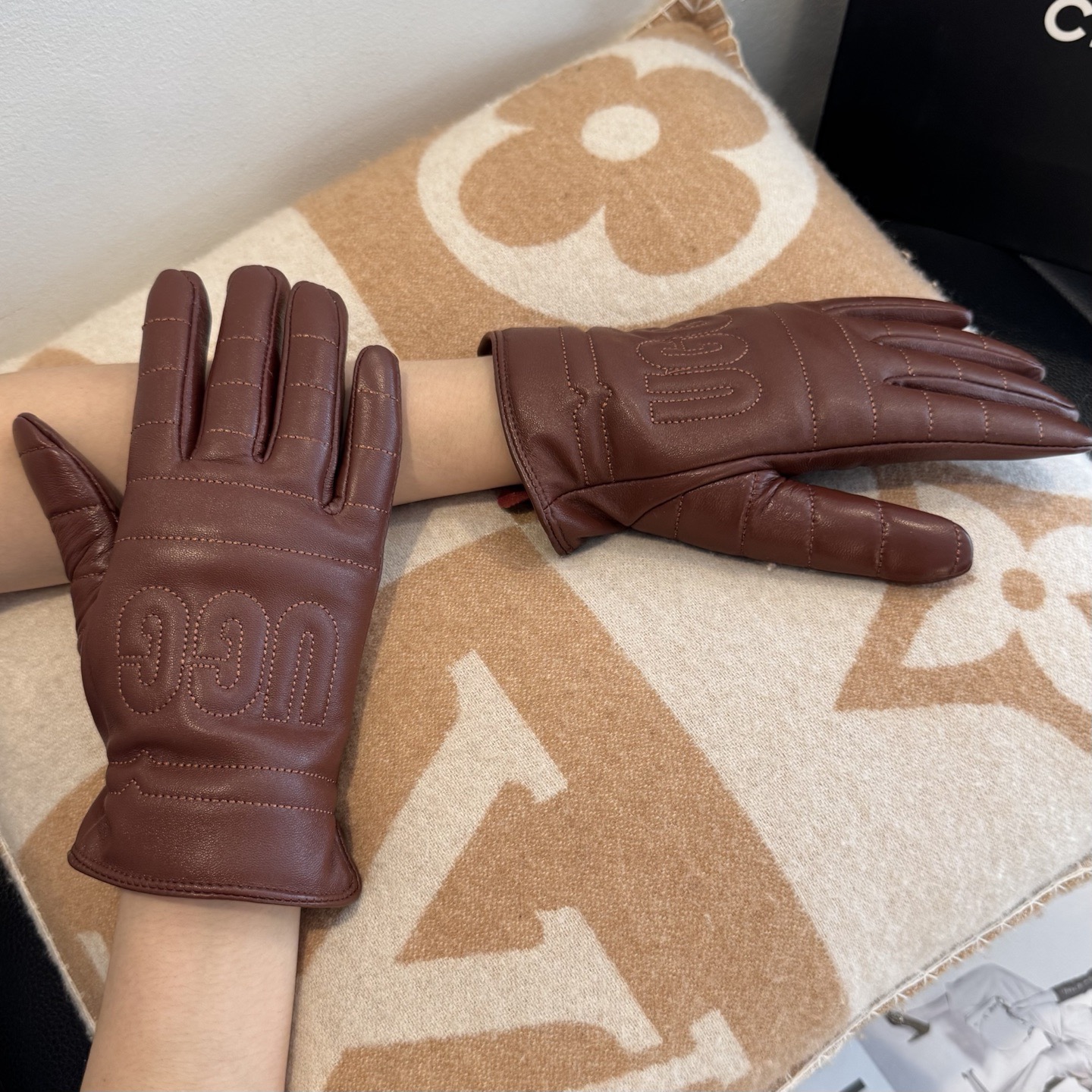 NO:659818,Batch 2025 new exclusive first-release UGG touch screen gloves (original order quality) The official website is synchronized with women's new high-end sheepskin gloves. The goddess's first choice. Don't miss 100% imported sheepskin. The leather is fine and soft. Pay attention to the imported sheepskin's unique feel and cashmere lining to keep warm. The original customized top-notch workmanship does not miss the authentic version in any detail. Counter one to one. Comes with box. Size M L gloves, gloves, sheepskin, gloves.19860909批 2025新款独家首发UGG触屏手套（原单品质】官网同步女士新款高档羊皮手套女神首选 不可错过百分百选用进口羊皮 皮质细腻柔软 认准进口羊皮特有手感羊绒内里保暖更佳 原版定制顶级做工任何细节都不放过正品开版 专柜一比一 配盒子 码数Ｍ L手套,手套,sheepskin,gloves,accessory