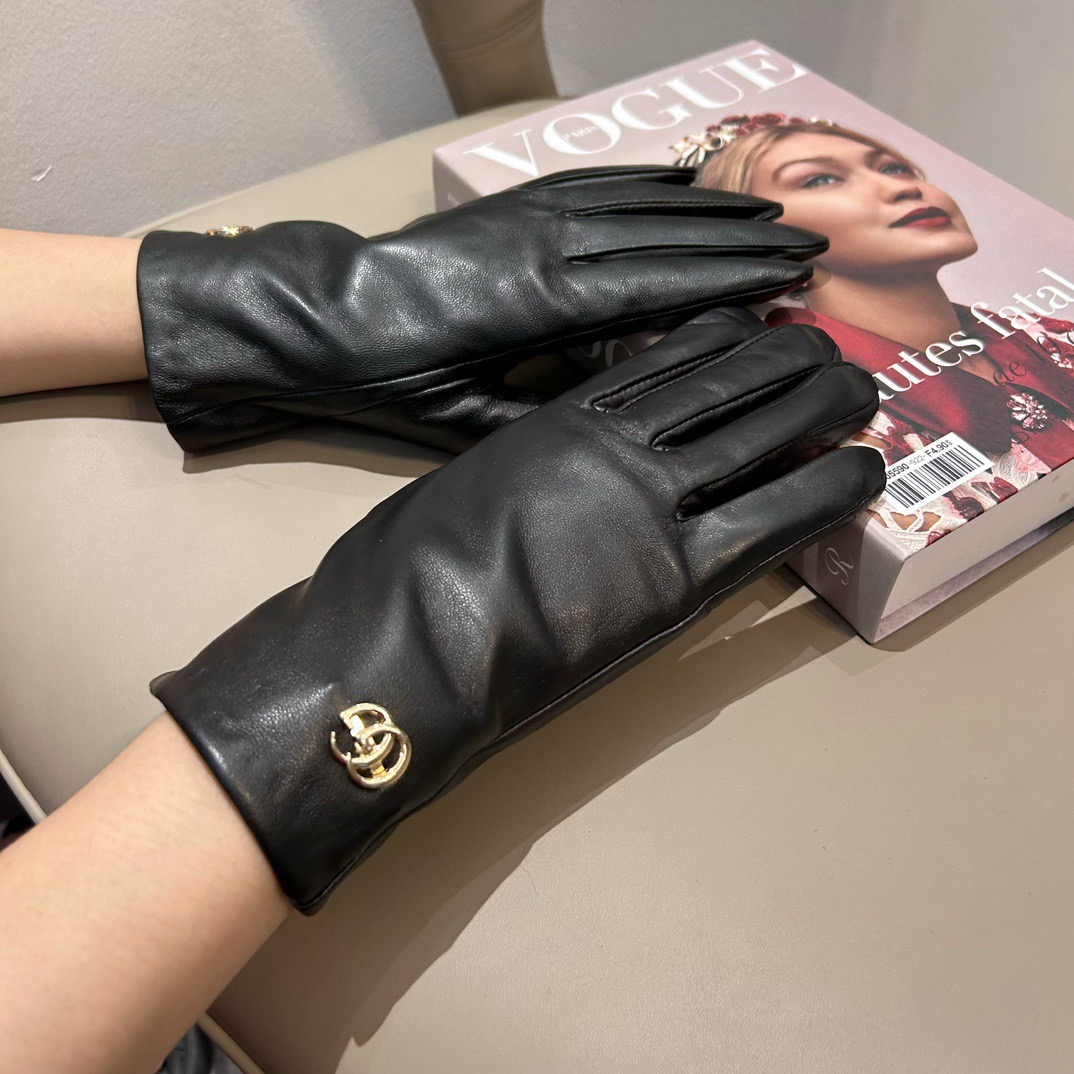 NO:659824,Batch of 2025 new Gucci classic new exclusive first touch screen women's gloves Gucci Gucci [original order quality] official website synchronized women's new high-end sheepskin gloves, the goddess's first choice. Don't miss it, 100% imported sheepskin, the leather is fine and soft, look for the imported sheepskin, special feel, cashmere lining for better warmth, original custom hardware, top workmanship, no details are spared, genuine open edition, one-to-one counter, with full package, size M  L gloves, gloves, gucci, sheepskin, gloves19860909批 2025新款古奇经典新款独家首发触屏女款手套Gucci古奇【原单品质】官网同步女士新款高档羊皮手套女神首选 不可错过百分百选用进口羊皮 皮质细腻柔软 认准进口羊皮特有手感羊绒内里保暖更佳 原版定制五金顶级做工任何细节都不放过正品开版 专柜一比一 配全套包装 码数Ｍ L手套,手套,gucci,sheepskin,gloves,accessory