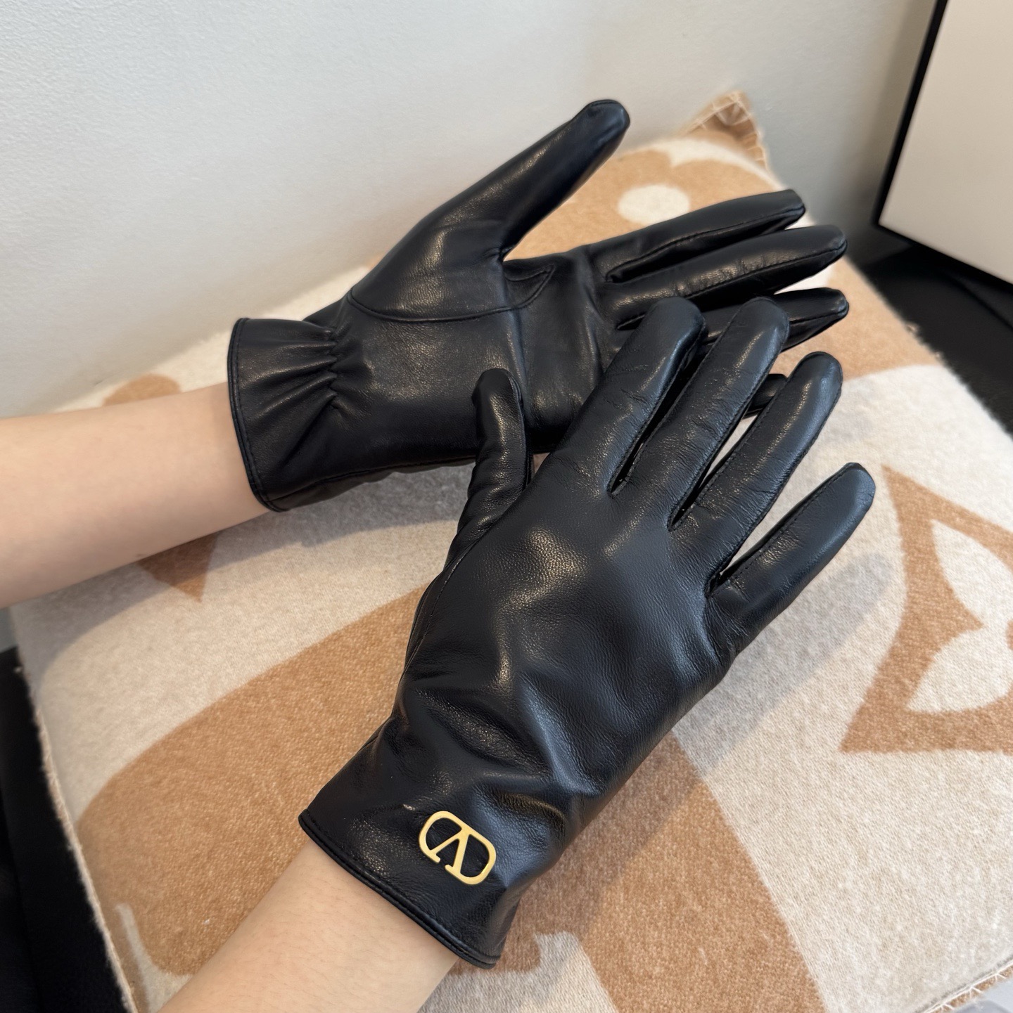NO:659833,Batch of 2025 new exclusive first release Valentino VALENTINO touch screen women's gloves [original order quality] official website synchronized women's new high-end sheepskin gloves are the goddess's first choice. Don't miss 100% imported sheepskin. The leather is fine and soft. Pay attention to the imported sheepskin with a special feel and cashmere lining for better warmth. Top-notch workmanship. No detail is spared. Authentic version. Counter one to one. Size M L gloves, gloves, valentino, valentino, sheepskin, gloves.19860909批 2025新款独家首发华伦天奴VALENTINO触屏女款手套【原单品质】官网同步女士新款高档羊皮手套女神首选 不可错过百分百选用进口羊皮 皮质细腻柔软 认准进口羊皮特有手感羊绒内里保暖更佳 顶级做工任何细节都不放过正品开版 专柜一比一 码数Ｍ L手套,手套,valentino,valentino,sheepskin,gloves,accessory